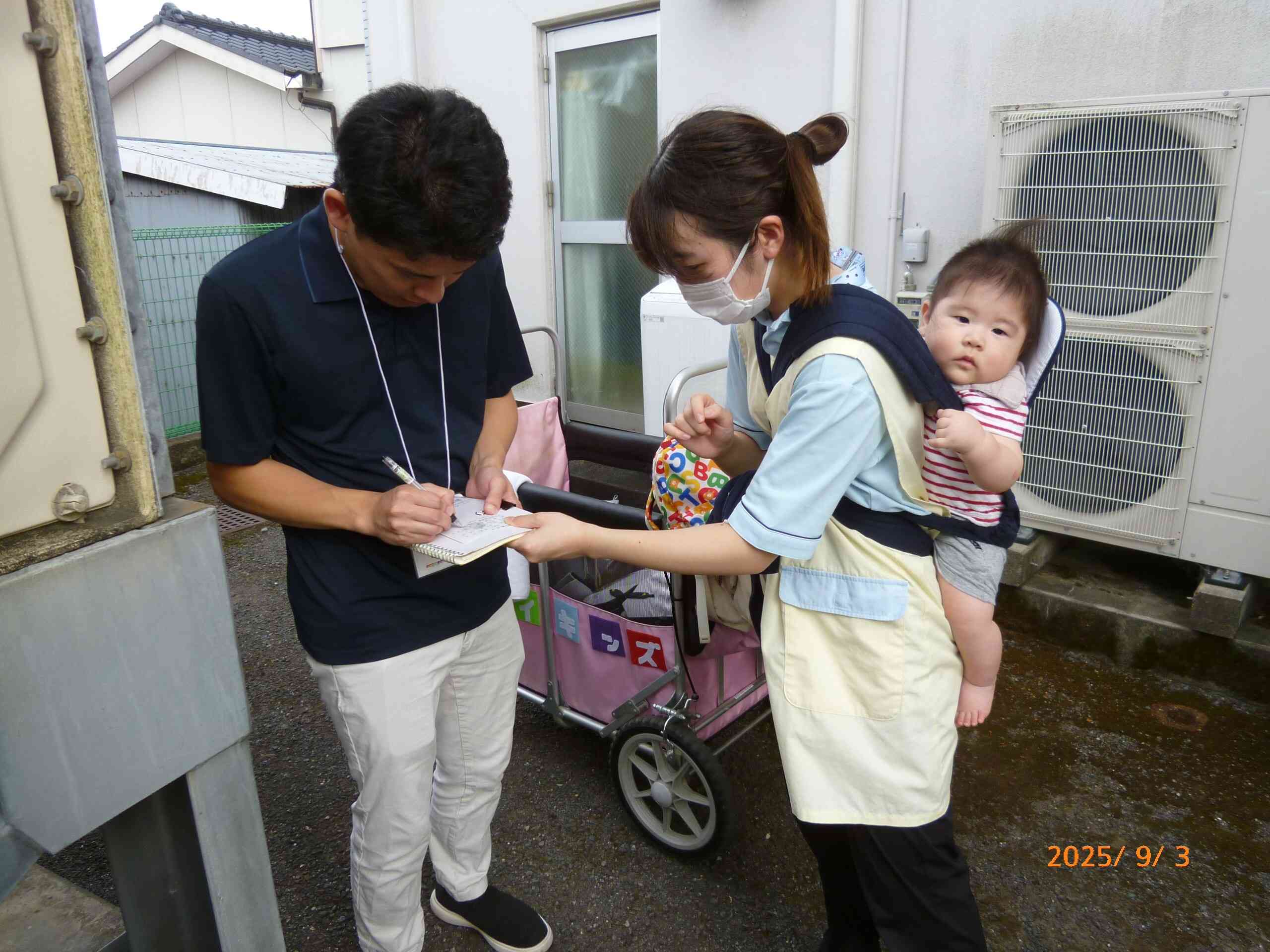 パパがお迎えに来てくれました！大事なお子さまを無事、お渡しすることができて一安心です。