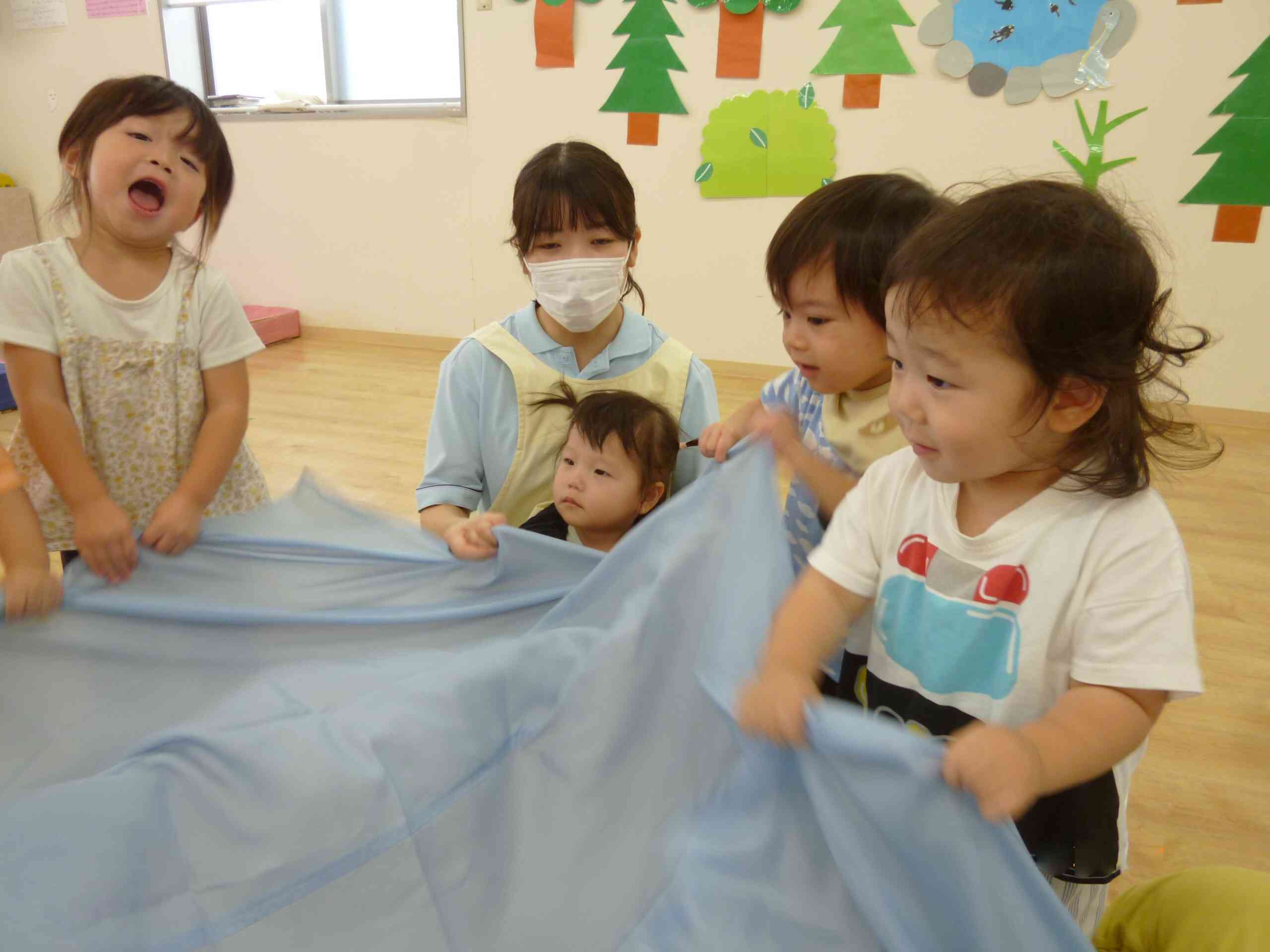 まぁちゃん先生のリトミックに参加しましたよ♫大きな布がゆ～らゆらと上下にゆれて気持ちいい風を体いっぱい感じて遊びました！
