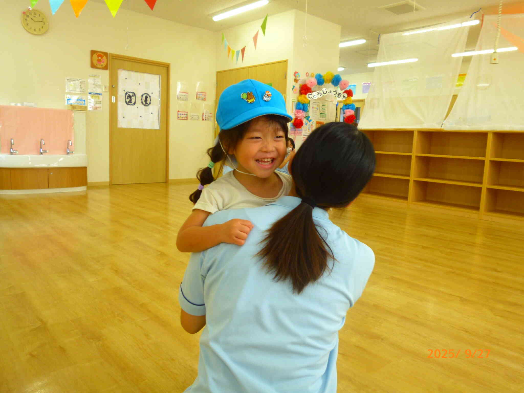 かけっこ よ～いどん！ニコニコ笑顔で先生のところまで全力疾走♪こんなに走れるようになったよ～☆