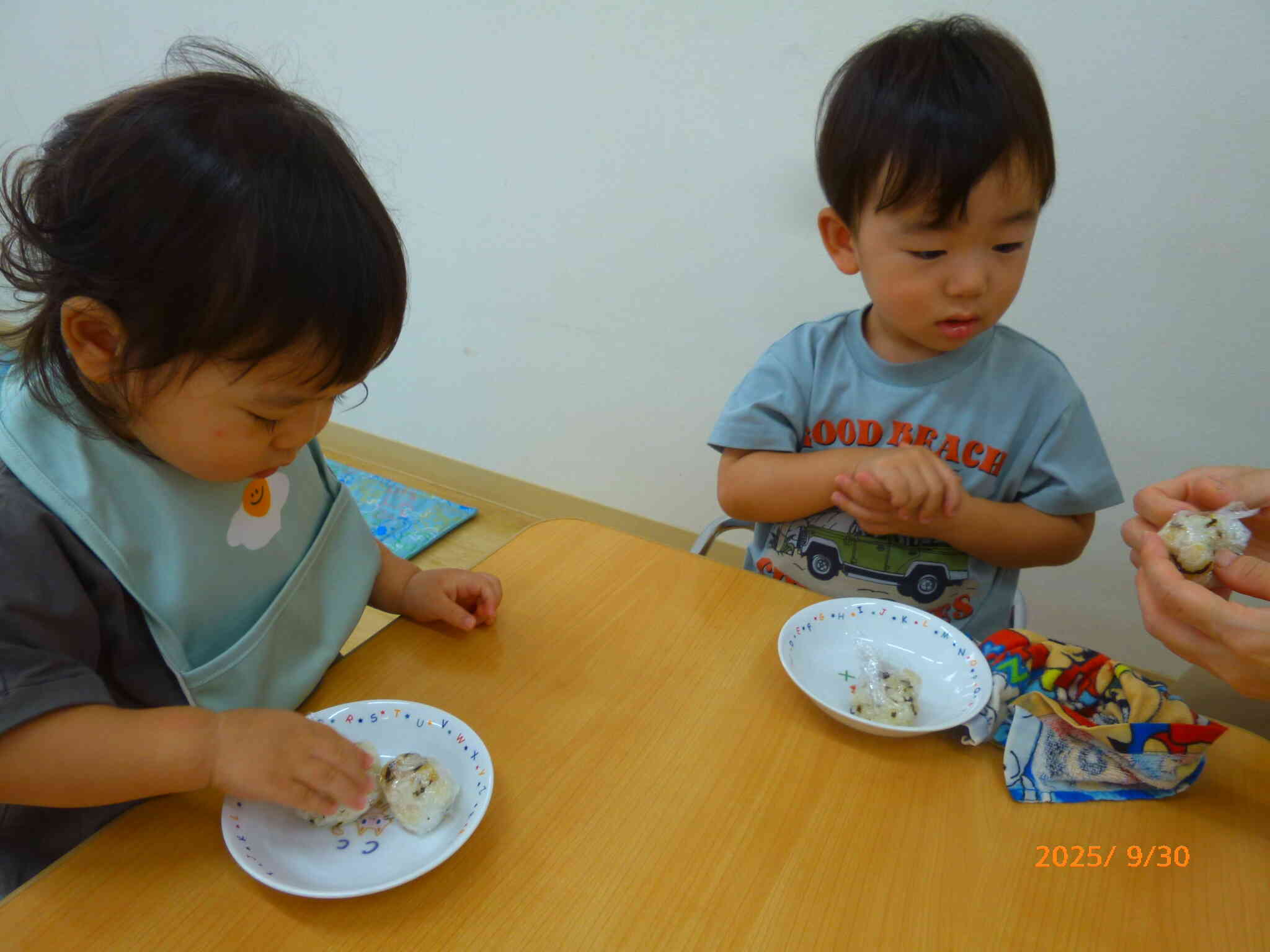 午後のおやつは昆布おにぎり！稲穂からお米になるまでの工程を知った子どもたち。食育の締めくくりは自分でおにぎりづくりです。ぎゅっぎゅってにぎってみてね♡