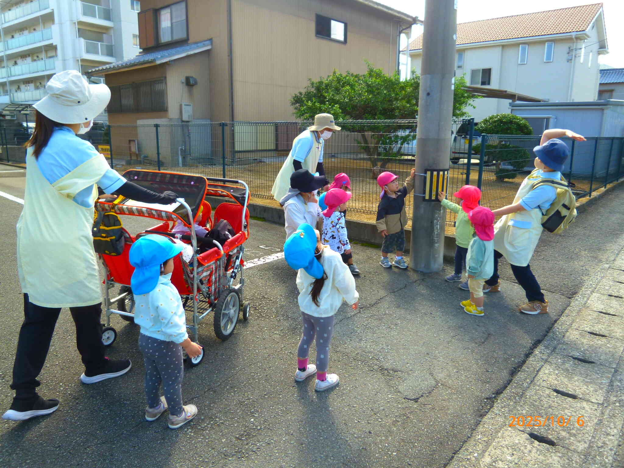 うわぁ～！この電信柱ももしかすると倒れてくるかもしれないね。ここは「危険な場所」だから赤シールだね。