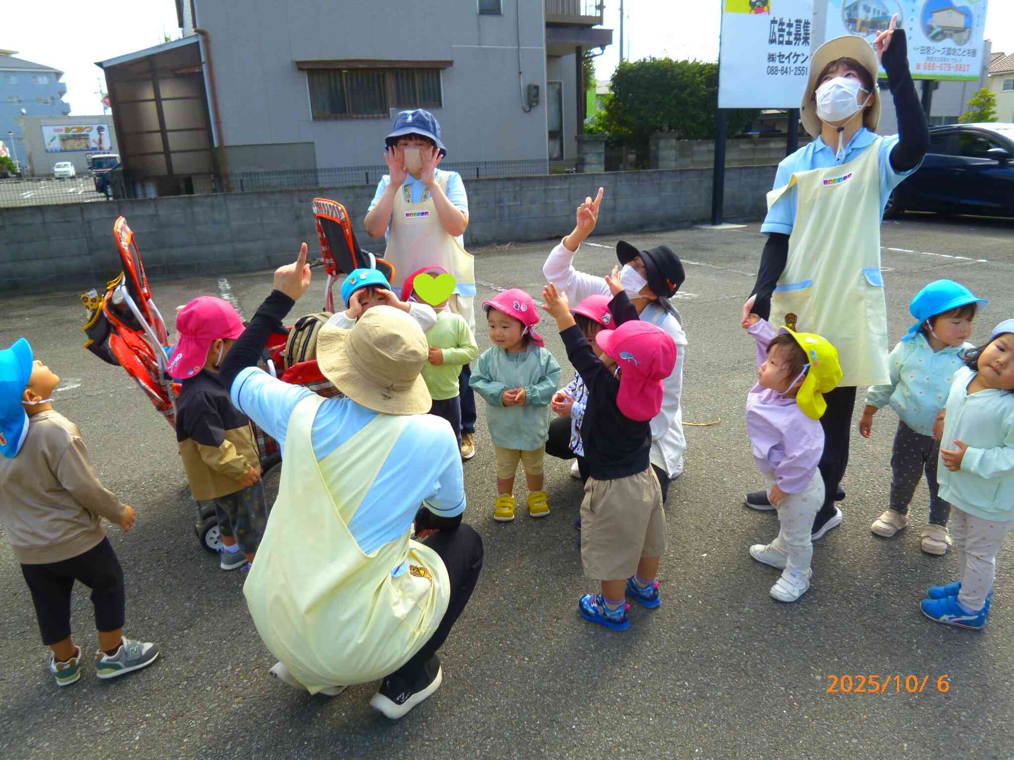 上をみてごらん！何もないよ。だからこの場所は何かが落ちてくる心配がなさそうだね。ここは「安全な場所」だから青シールだね。