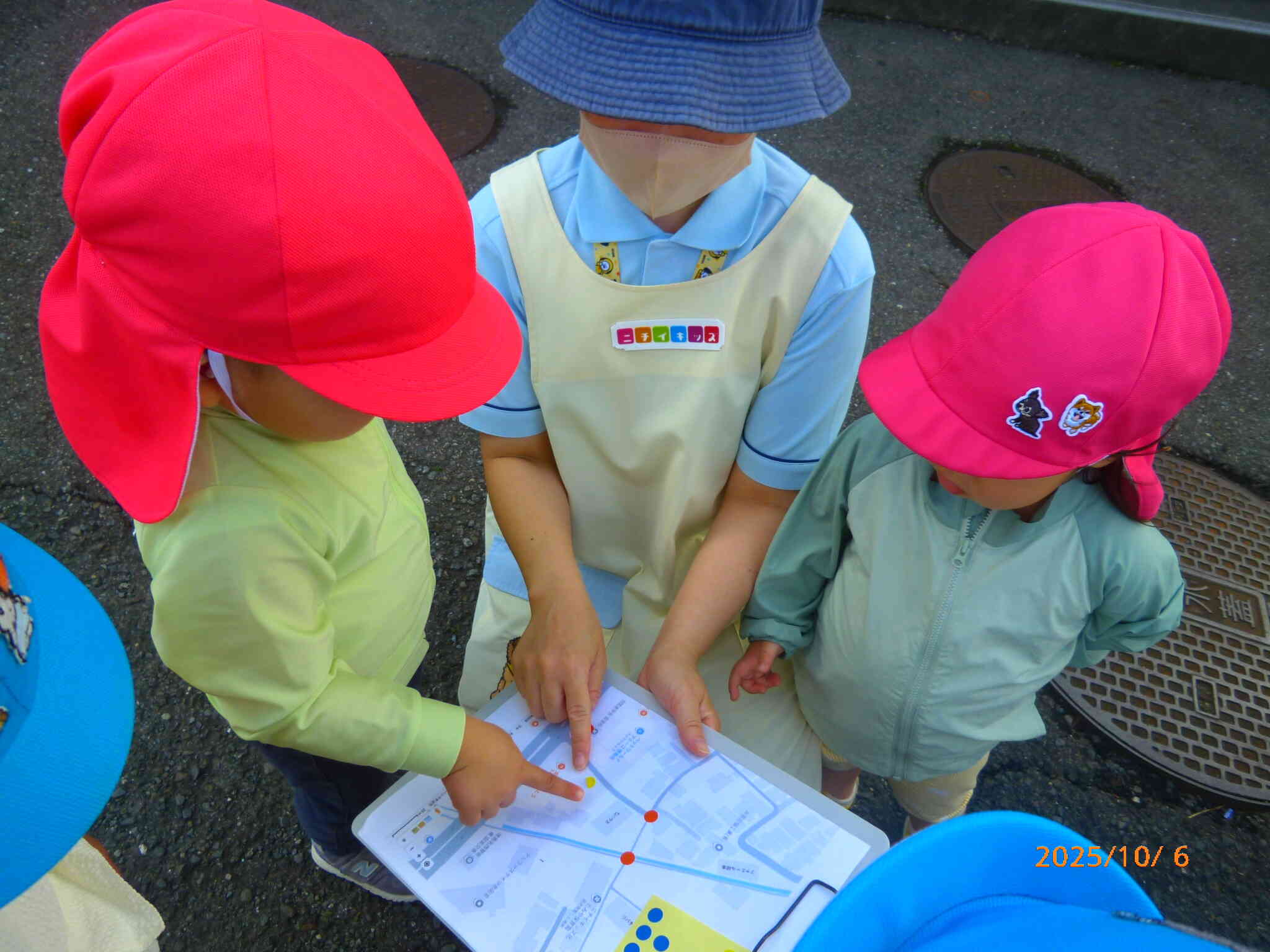 防災倉庫をみつけたよ！この中にいろいろ役立つものが入っているんだって。じゃぁここは「役立つ場所」だから黄色シールを貼ろうね。