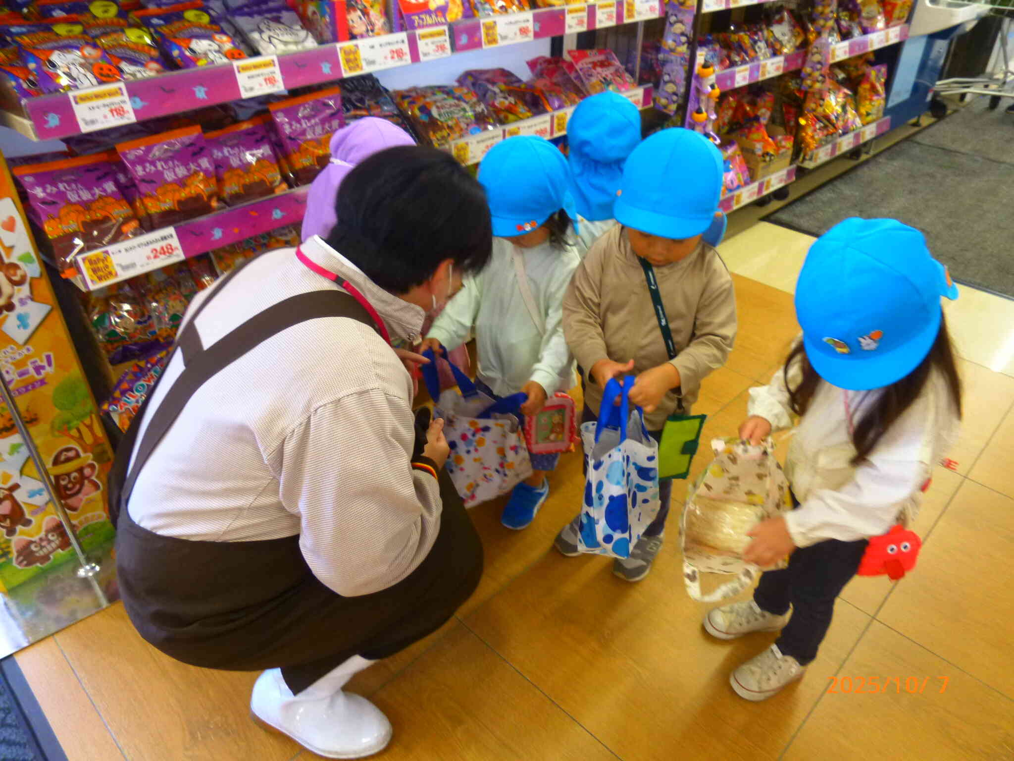 お買い物バッグに買ったきのこを入れました。お店の方から「何を買ったの？」と聞かれて「きのこ、買ったんよ」と中身を得意そうに見せるお顔は自信に満ち溢れていました♡