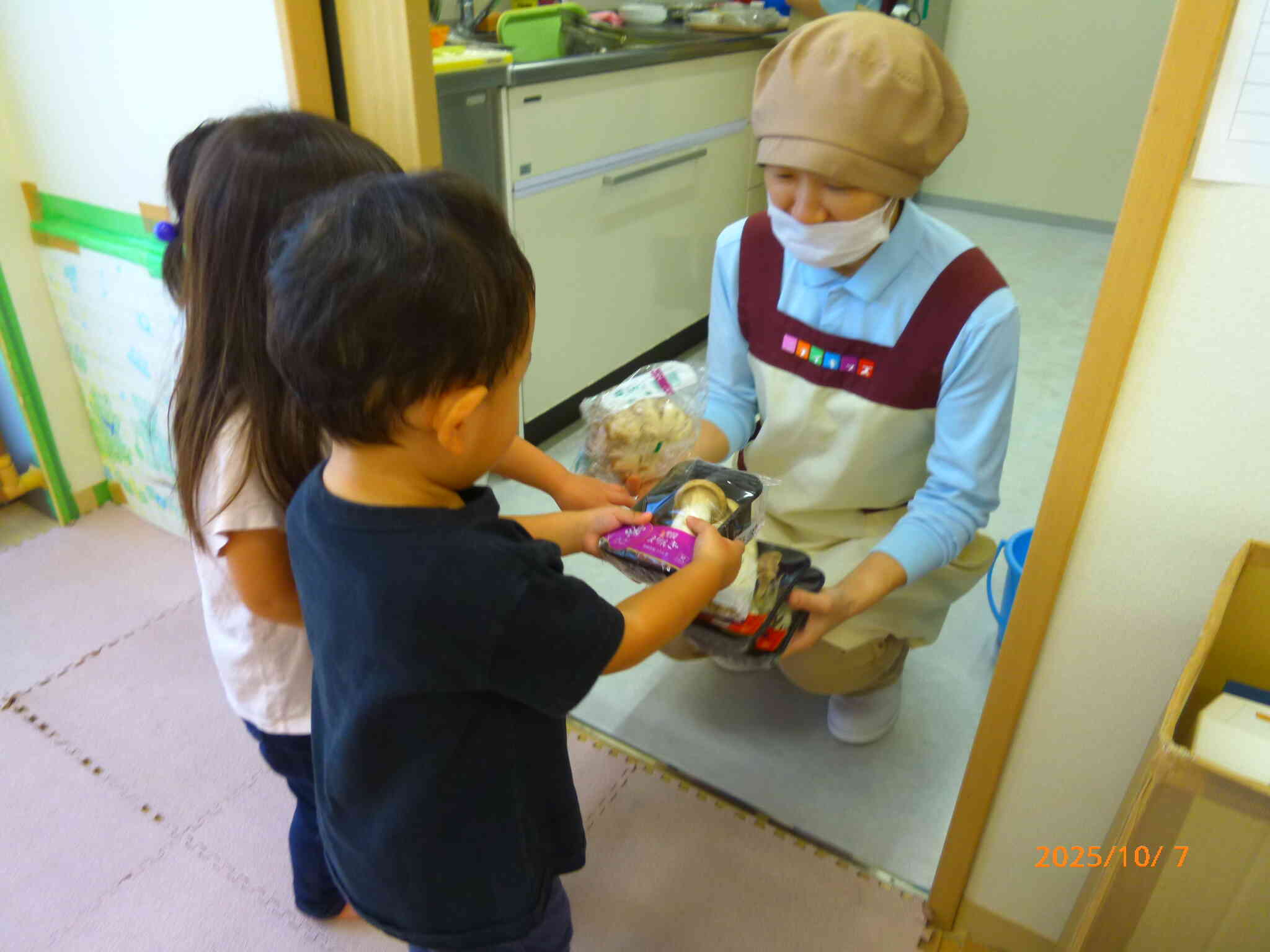 保育園に到着！さっそく給食の先生に届けます。「きのこ、買ってきたよ～」「わぁ～、ありがとう！」みんなが買ってきてくれたきのこ、次は「ほぐし」を楽しもうね！乞うご期待☆