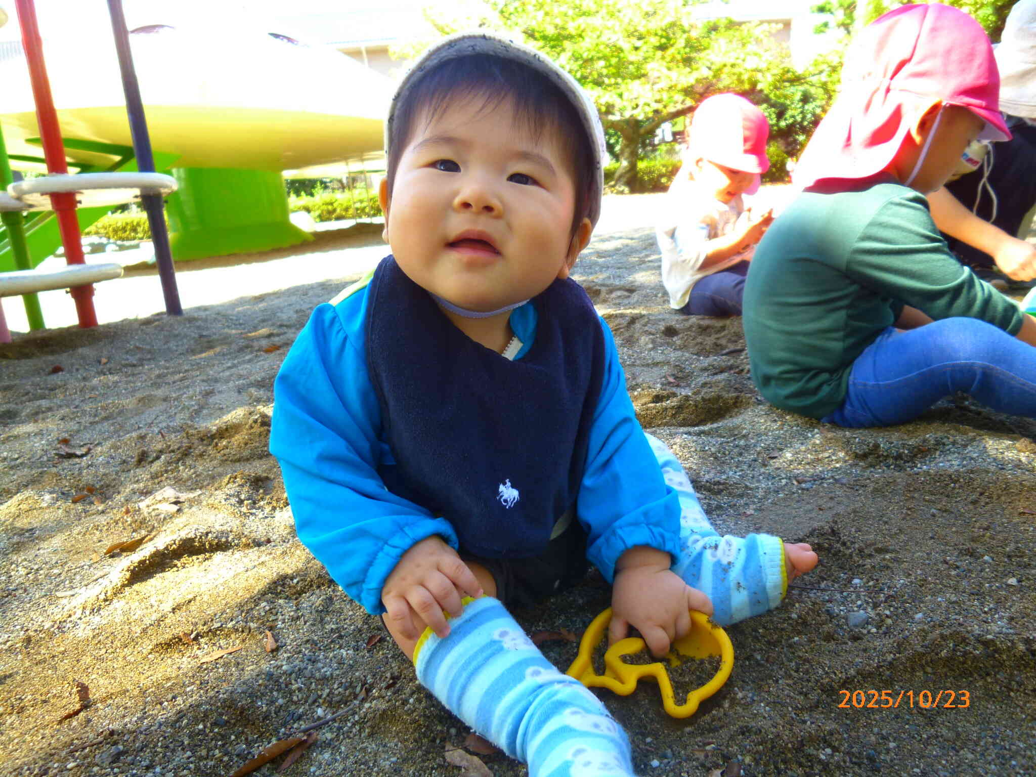 公園のお砂場で遊びました。ひんやりした砂が気持ちいいね♪ザックザック、ニギニギといろいろな感触を楽しみました♡