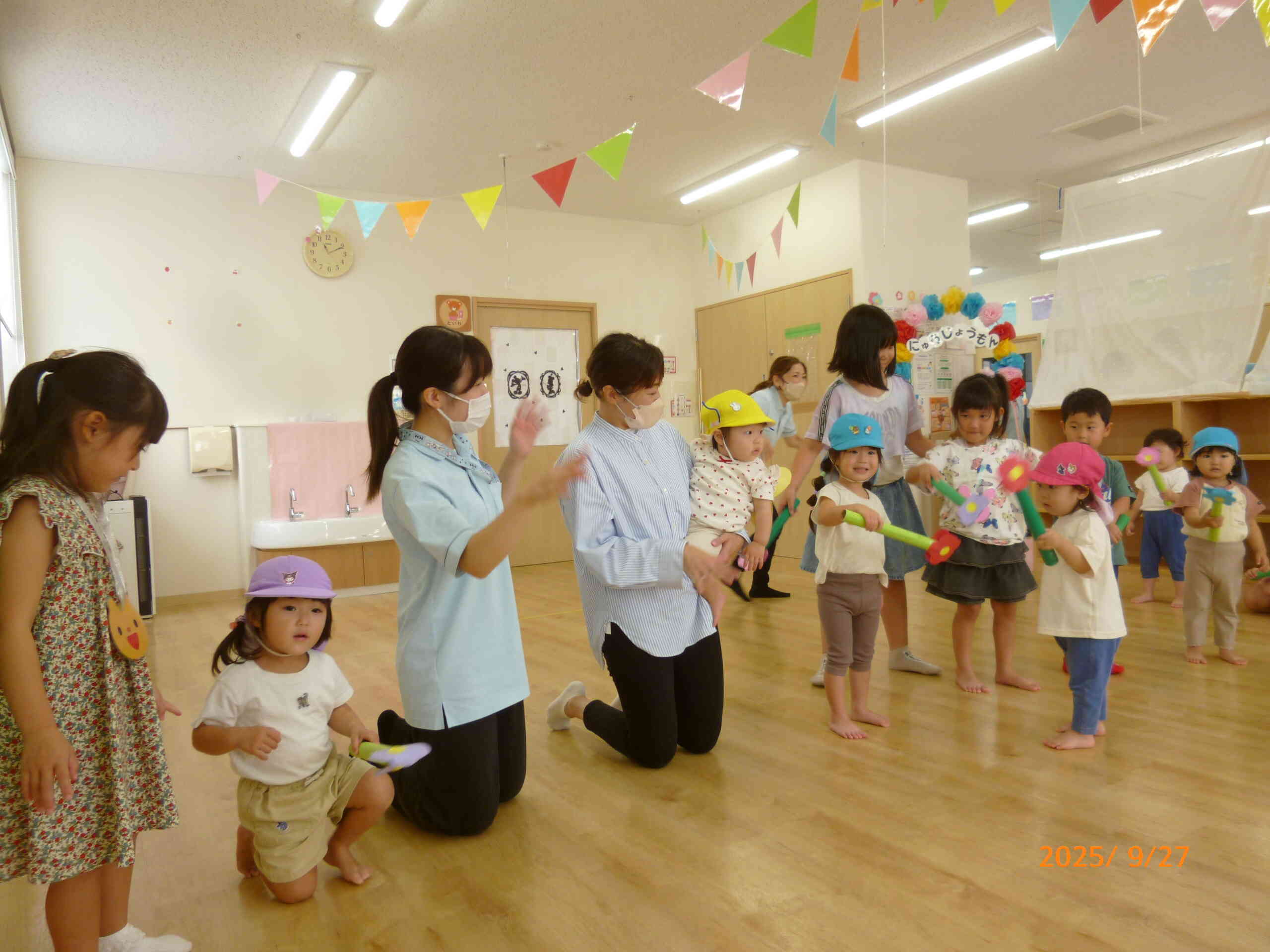 あおむしさんからちょうちょになったお友だち。表現ではママと一緒にちょうちょを踊りましたよ。ママの抱っこでゆ～らゆら♡心地いいね。ちょうちょさんと一緒に遊びたいお友だちもた～くさん♪