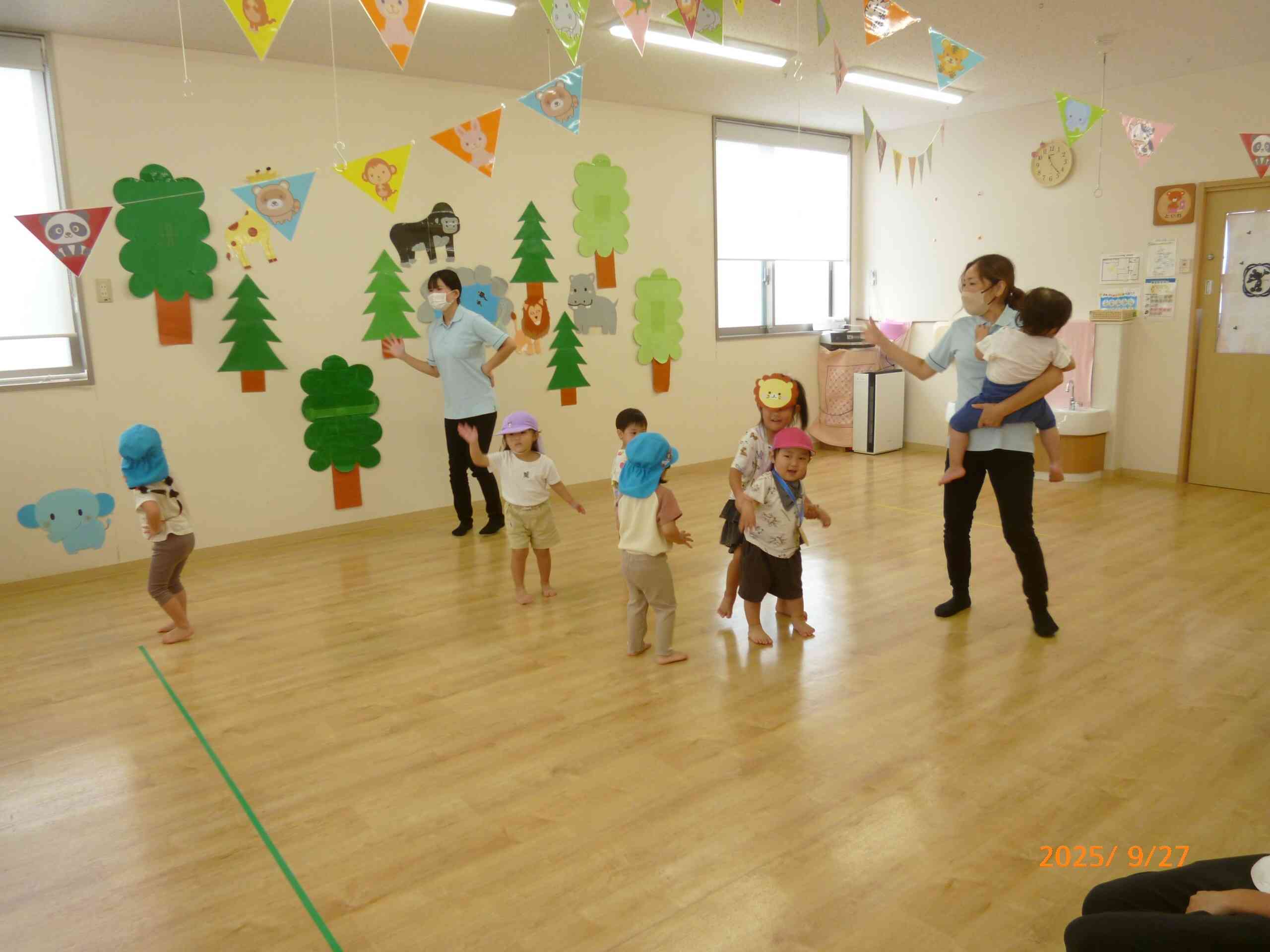 恐竜の化石をみつけたあとは恐竜に変身して踊っちゃおう♪ 「うぉ～っ」とおたけびダンスがお部屋を轟き子どもたちも恐竜になりきっていますよ。