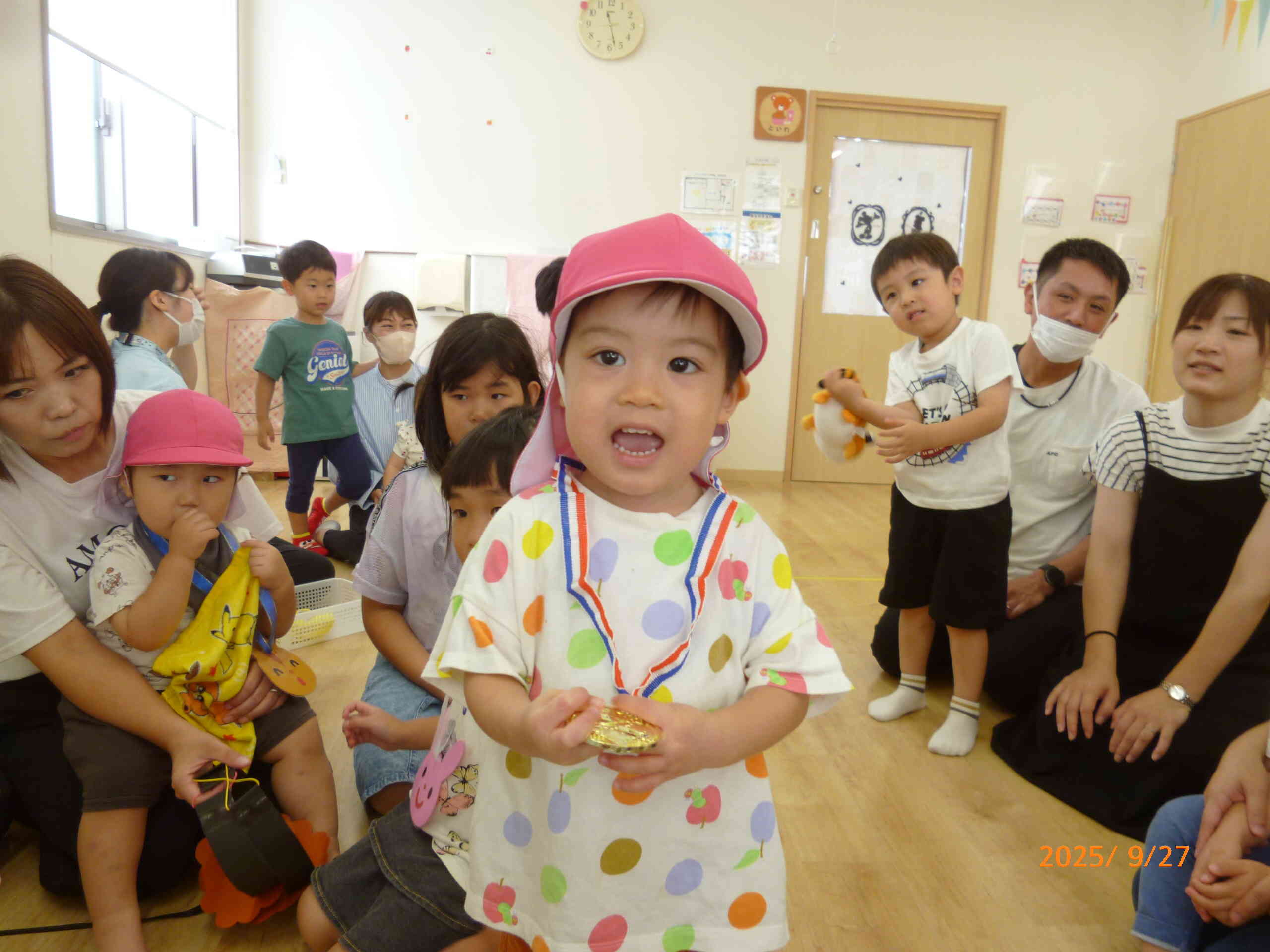 頑張ったメダルを先生からかけてもらうとこの笑顔♡本当によく頑張ったね！たくさんできるようになった姿をお家の人にみてもらえてうれしかったね♡