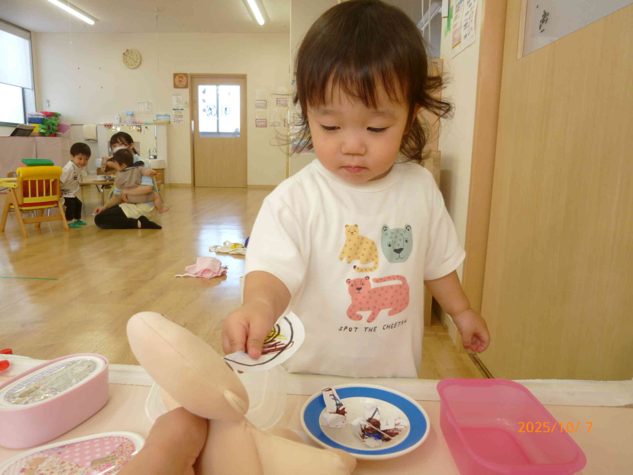 ほぐしたきのこを使ってレッツクッキング‼フライパンで焼いたり、レンジでチンしたり♡いろいろなお料理ができあがったみたいです♪赤ちゃんにも「ど～ぞ」と食べさせてくれました♡
