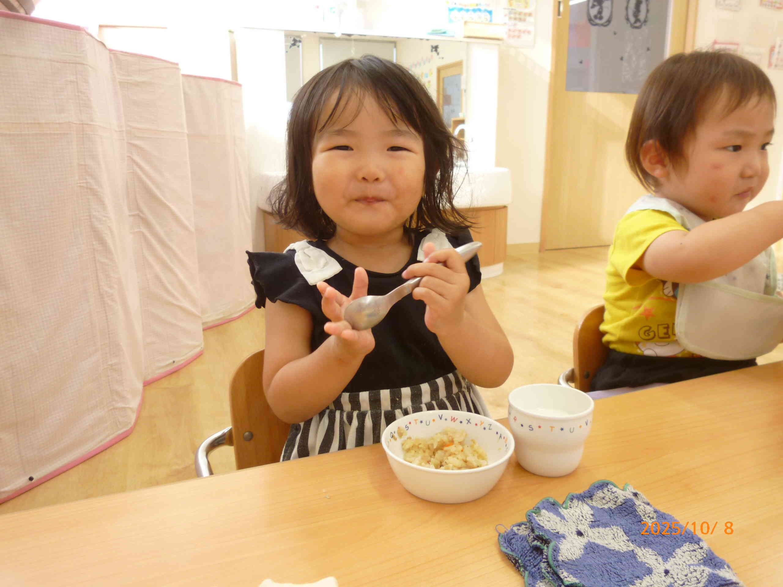 きのこごはんおいし～い♡みんなでほぐしたきのこの香りが漂い、食欲が増します！おいしいお顔のお友だちみ～つけた♡