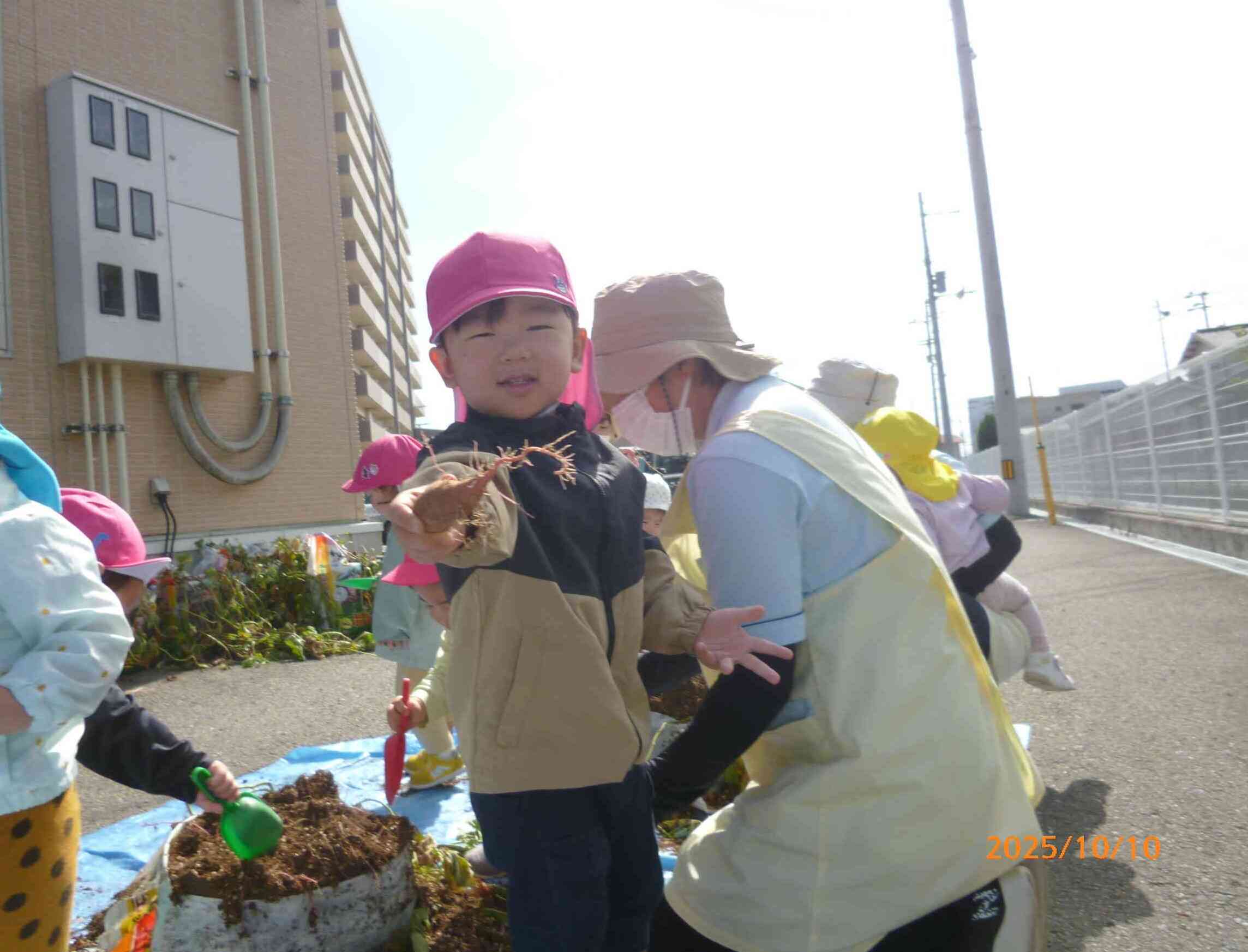 一生懸命ホジホジと土を掘っていたお友だち。だんだんお芋が見えてきて...「あった！」と掘り出すことができました！満足そうなお顔でハイ、チーズ☆