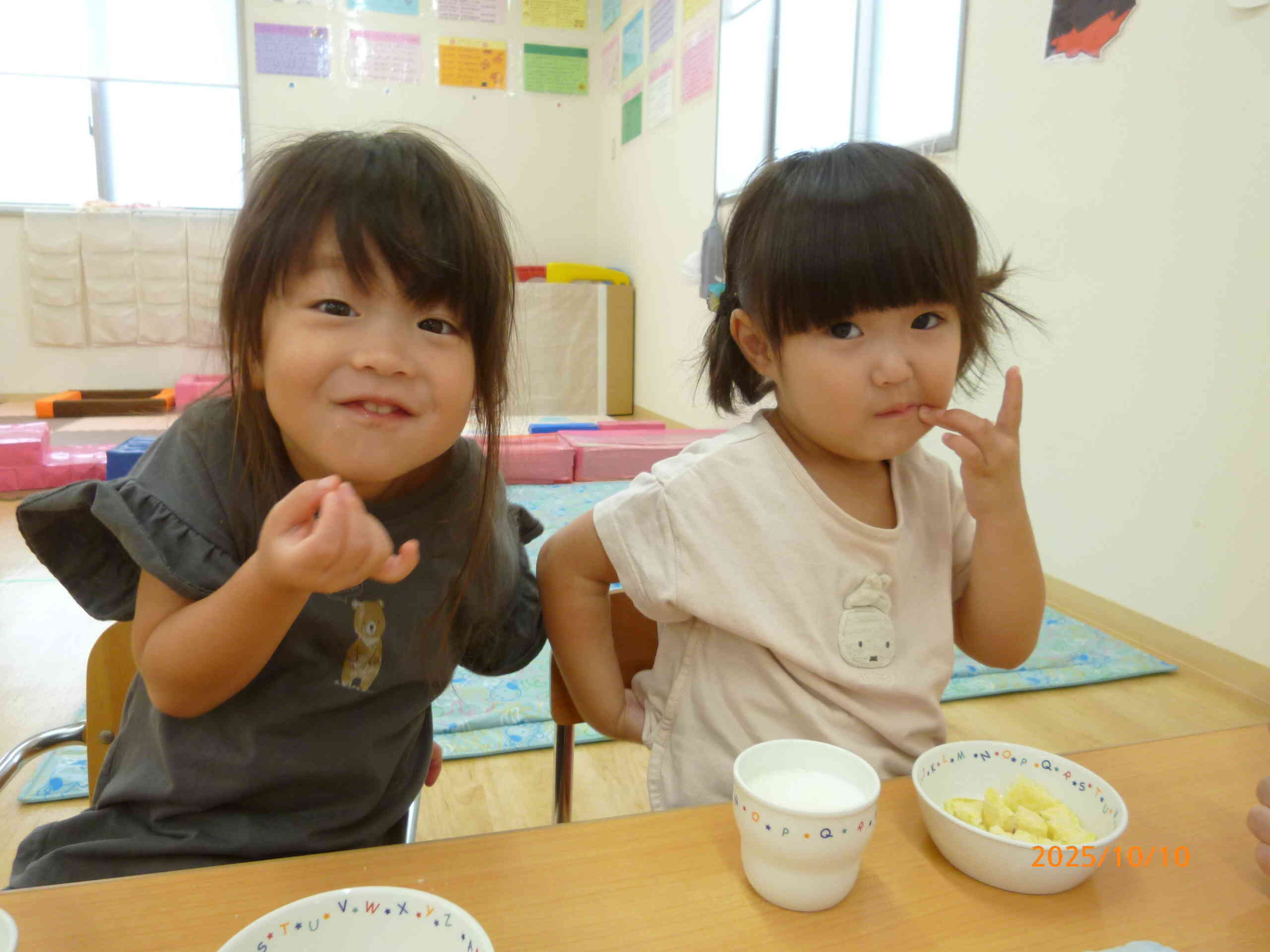 みんなが掘ったさつまいもは「ふかし芋」として午後のおやつに登場しました。「おいしいーー」とみんないいお顔でほおばっていました。あっという間にお皿はピカピカになっていました。楽しかったね！おいしかったね！