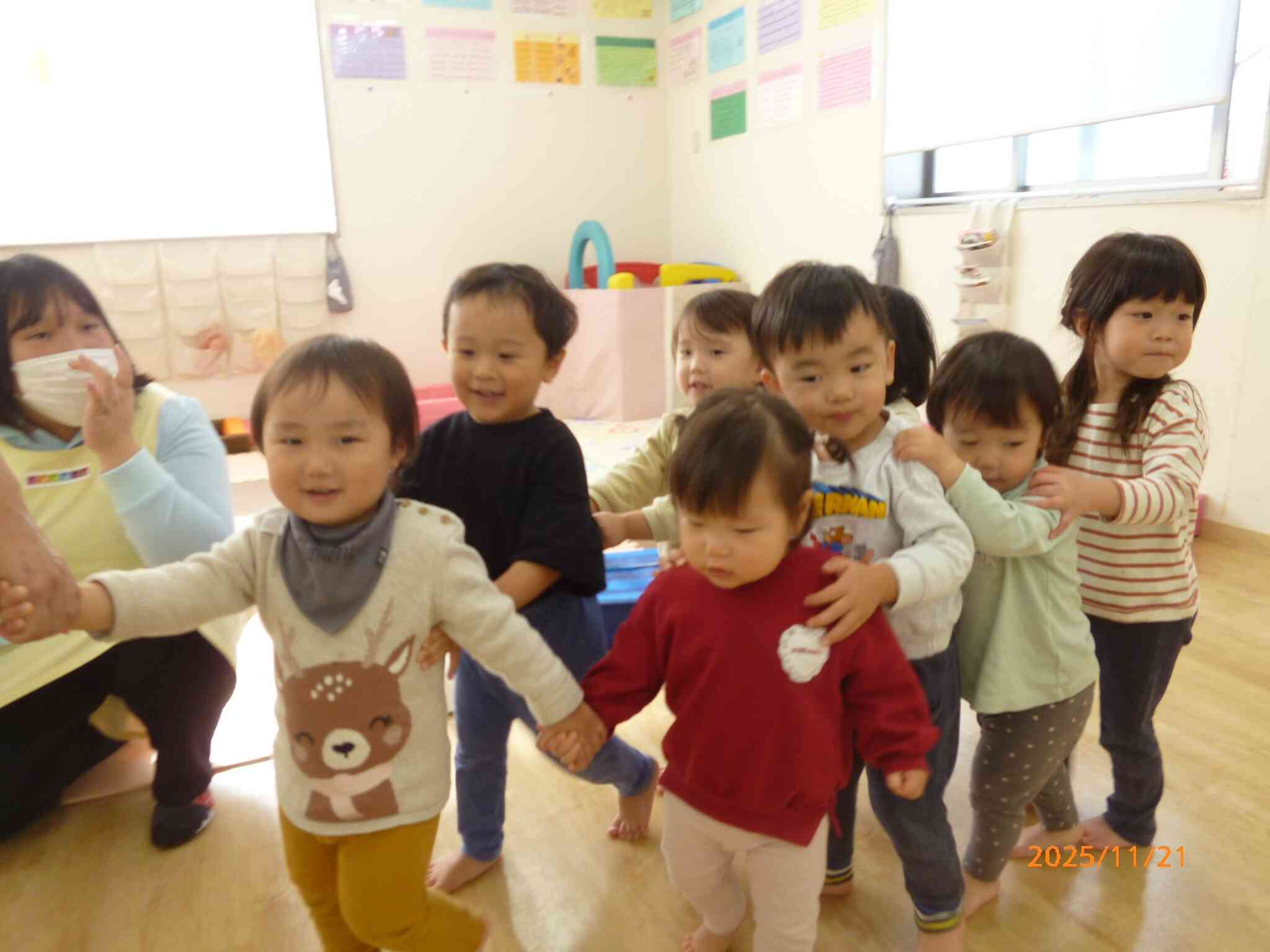 ♪ともだち列車♪にのってしゅっぱ～つ！汽笛を鳴らし、ポッポ～♬みんなニコニコ笑顔♡次の駅はお茶休憩駅ですよ～。