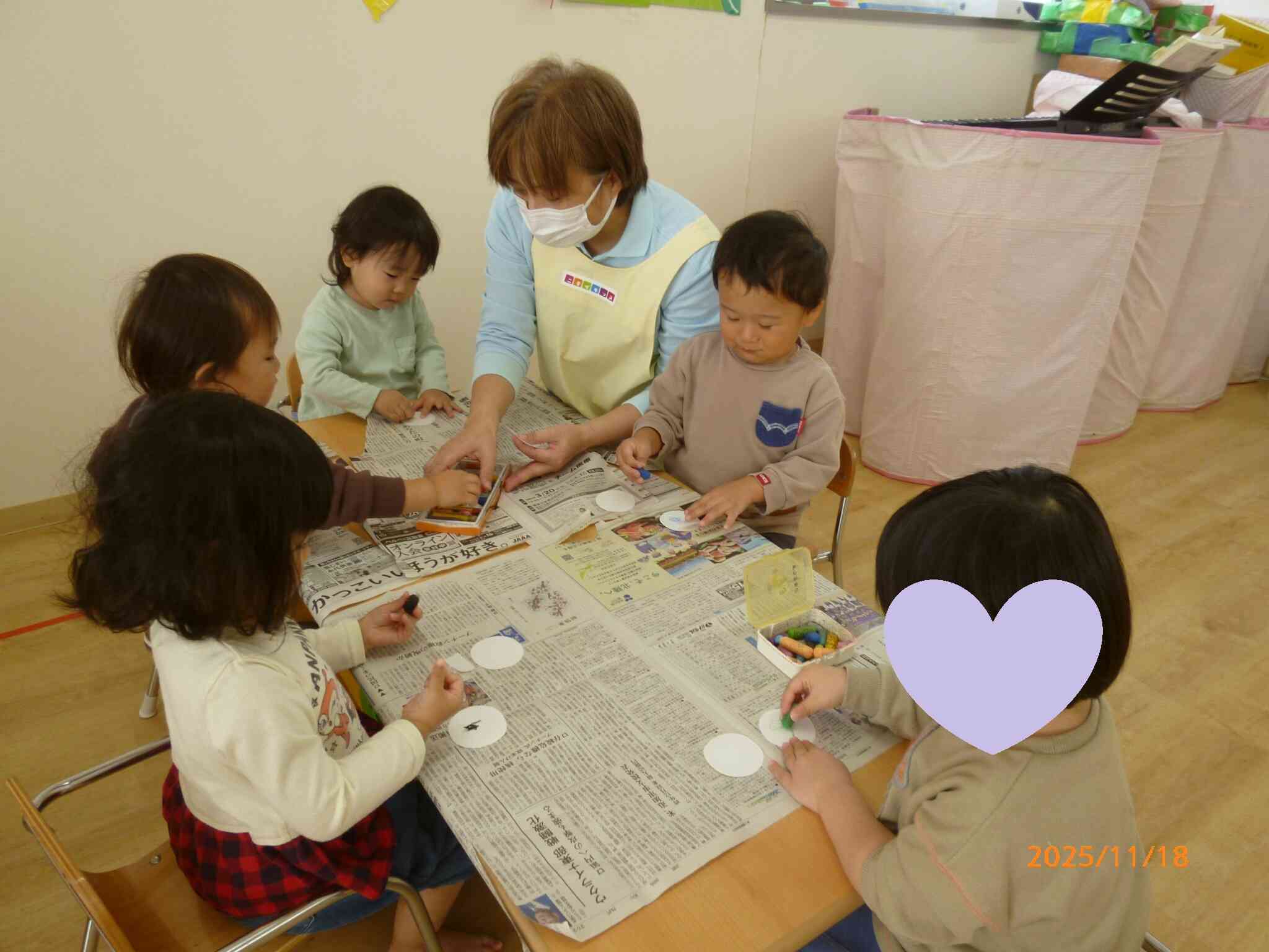 自分で描いたふくろうさんのおめめや「どれにしようかなぁ」と選んだ翼を体につけて… ふくろうさんの完成です☆