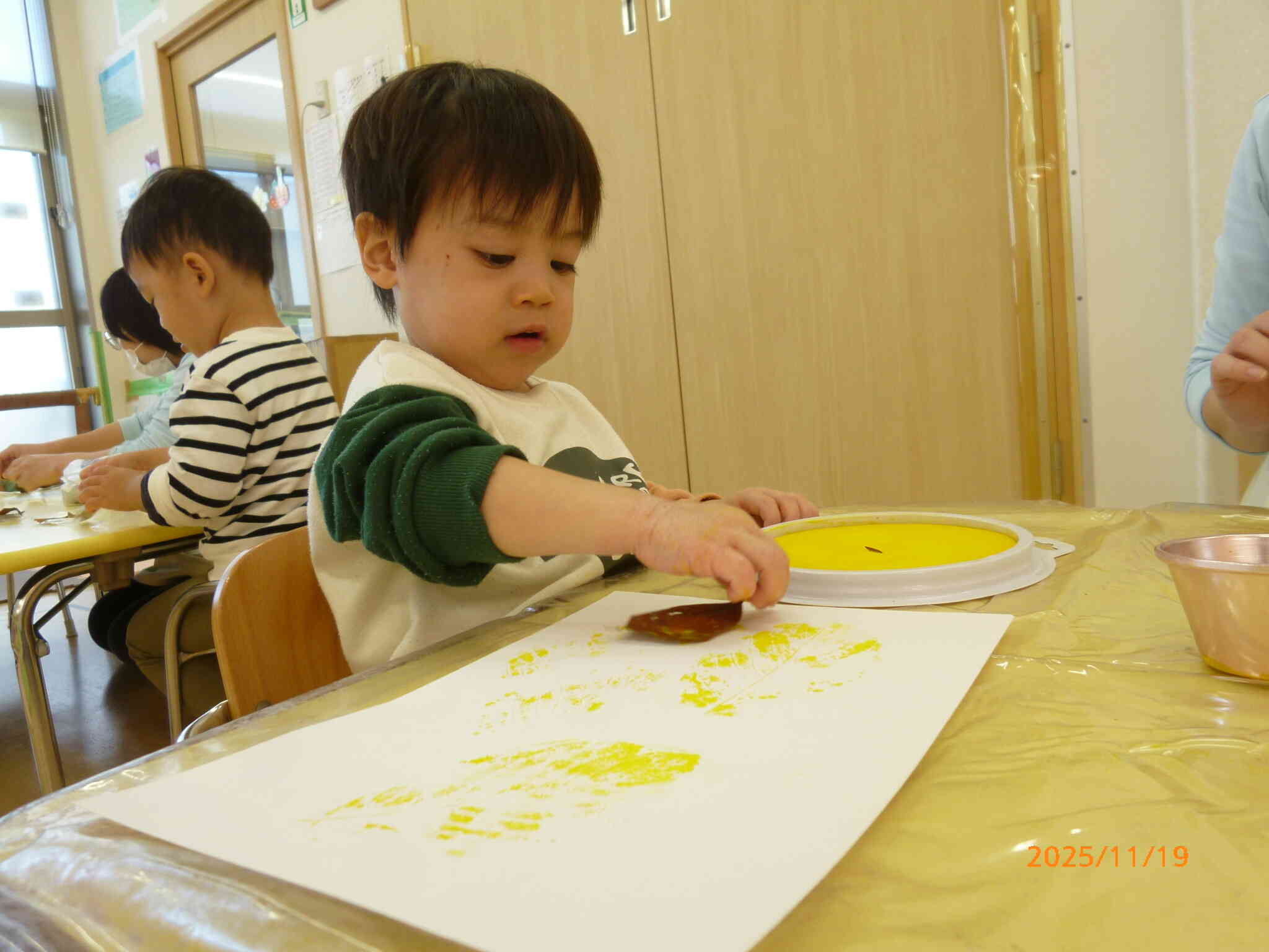 グッグッ！ペタッ！ニッコリ♡を繰り返しているお友だち。コツをつかんでどんどんスタンピングを楽しんでいましたよ☆