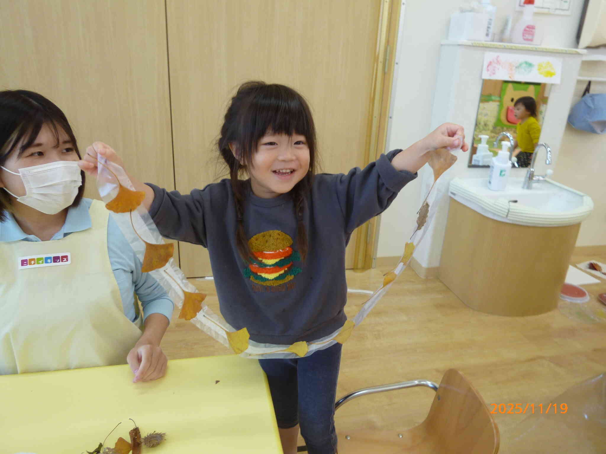 うさぎ組さんは落ち葉のカーテンもつくりました！「みてー！なが～い！」と満足そうなお顔で教えてくれましたよ♪