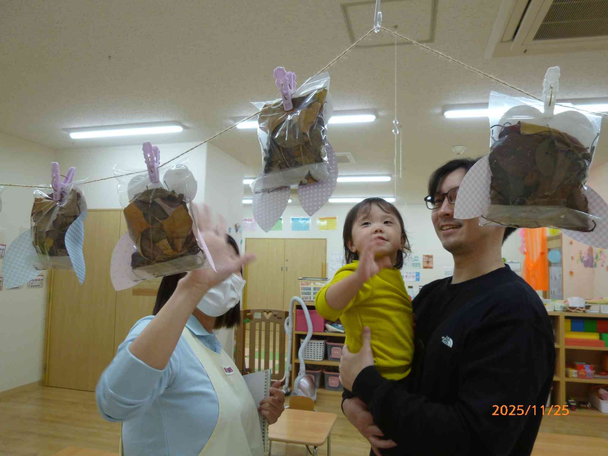 「秋の展覧会」と称してお家の方に見ていただきました。パパに「上手にできたね」とほめてもらったお友だち。うれしいね!