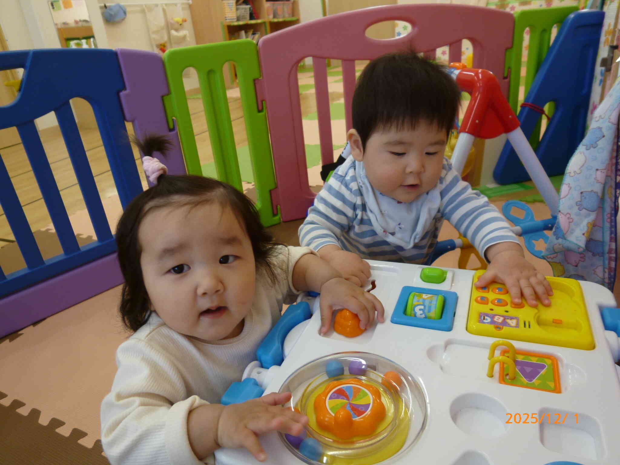 ガチャガチャ！グルグル！音が鳴ったり、回ったりするおもちゃを懸命に目で追いかけるお友だち♡五感をフル活動して遊んでいます♪