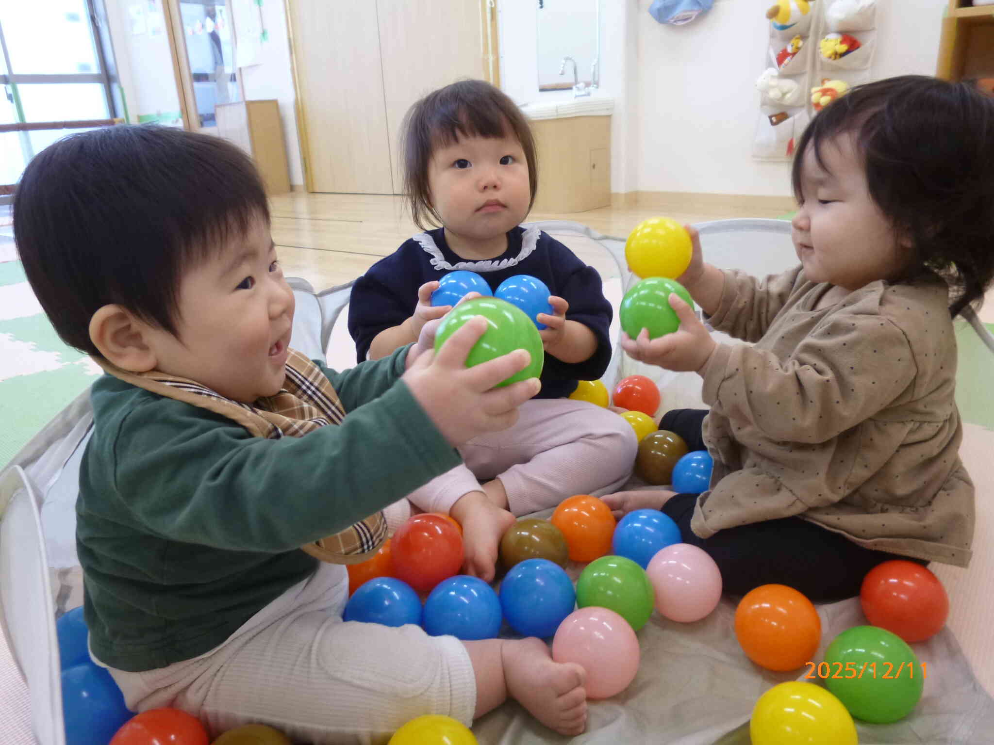 カラフルなボールのプールに入ってポトン...あむあむ...ポイっていろいろな遊び方でボールと触れ合うひよこ組さんでした♡