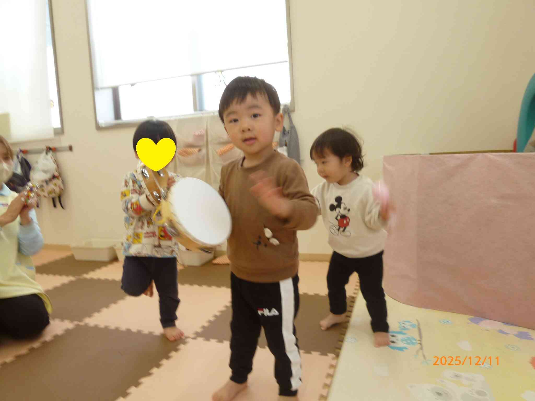 タンブリンや鈴で♬サンタッタ♬を演奏するよ～。歌詞のとおり‼陽気に踊るお友だちです♡