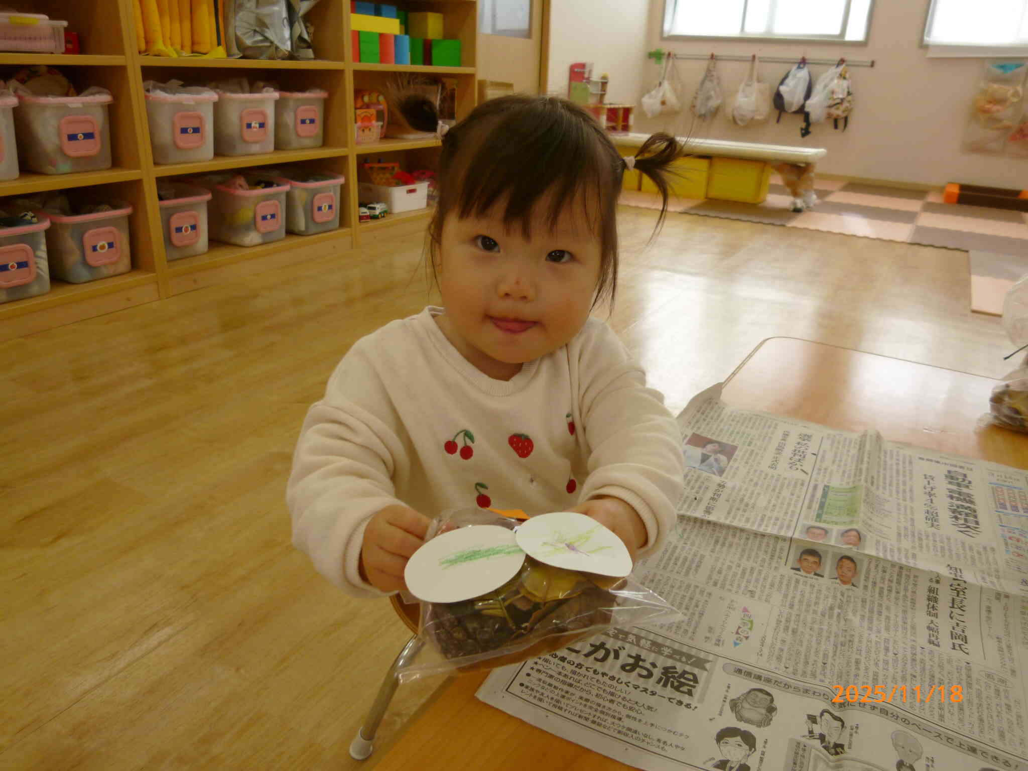 できあがったふくろうを見せてくれるお友だち♡とっても可愛いふくろうさんができたね!