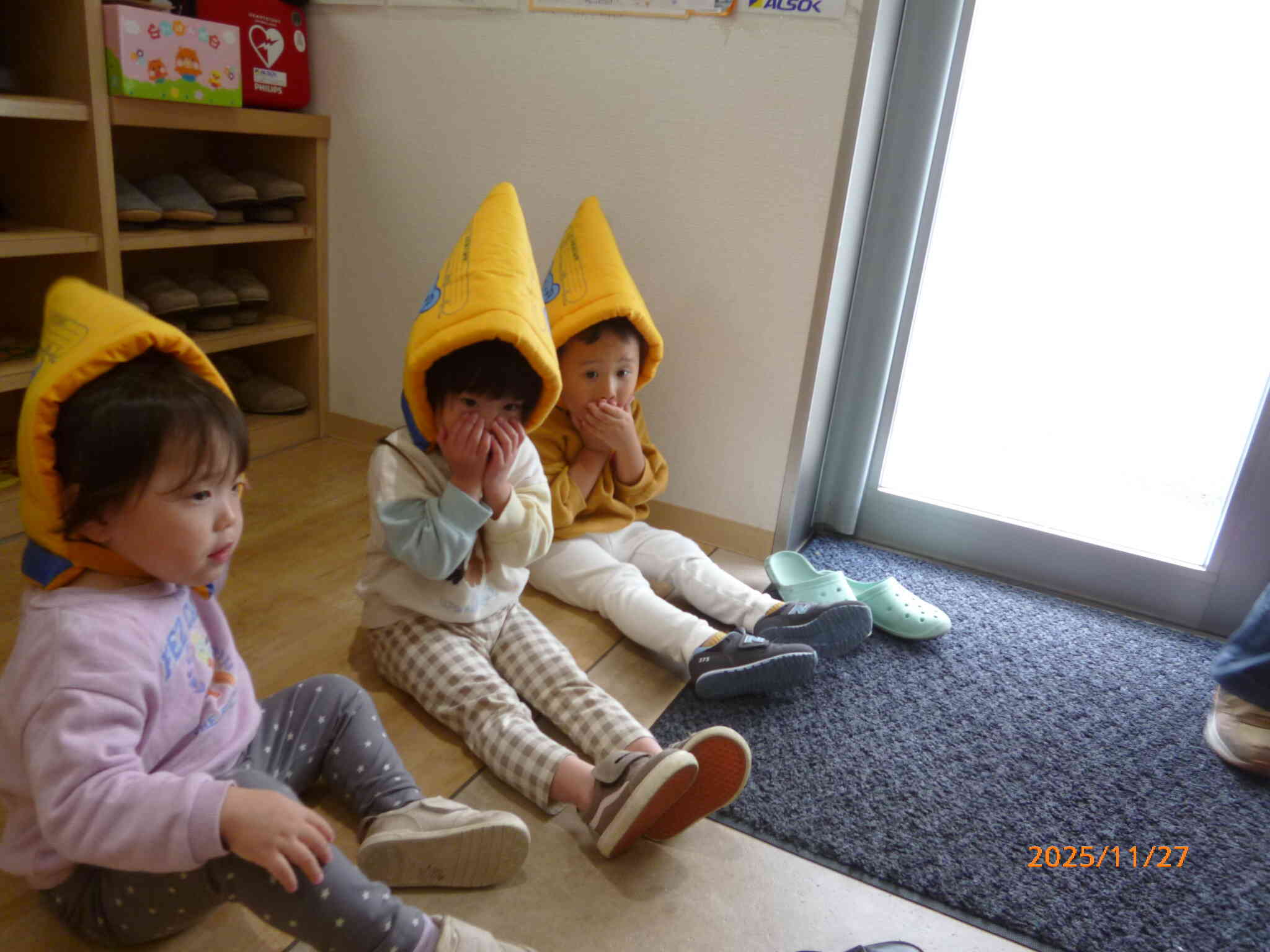 「給食室から出火です」の報告を聞いた先生が「みんな、煙がくるかも！」と伝えると...すぐに口と鼻を抑えるうさぎくみさん！火災時の避難訓練で煙を吸わないように口と鼻を抑えるってお話きいたよね。ちゃんと覚えて実演してる様子に感動です。