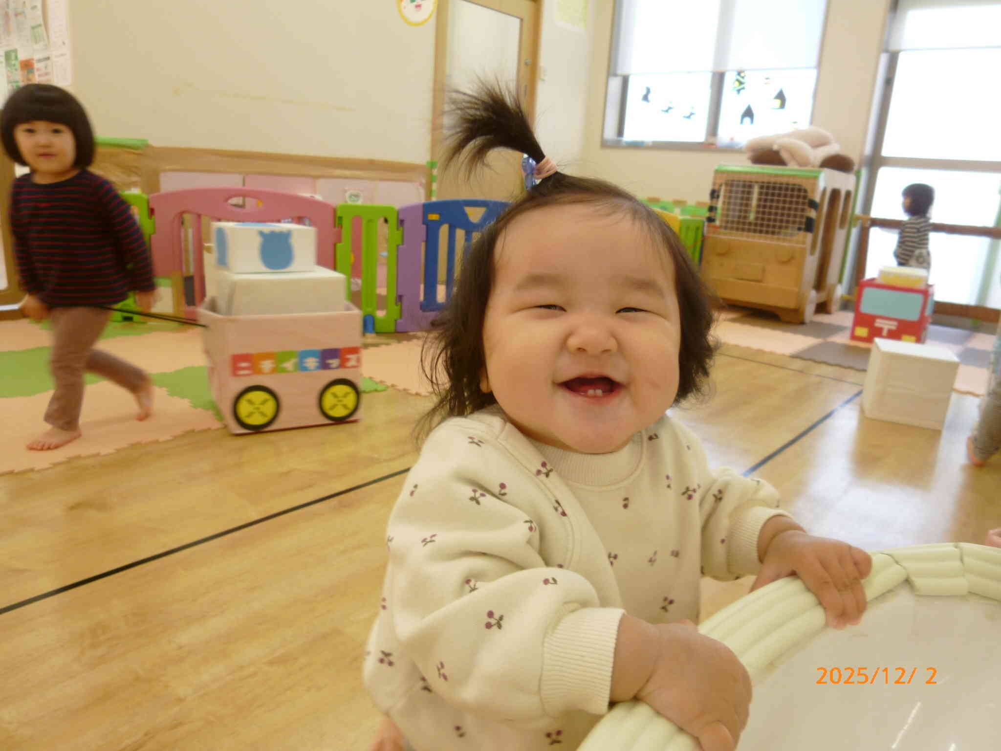 手洗い場がお気に入りの場所になったみたい♡よいしょって立ち上がれてこの笑顔♡うれしいね！