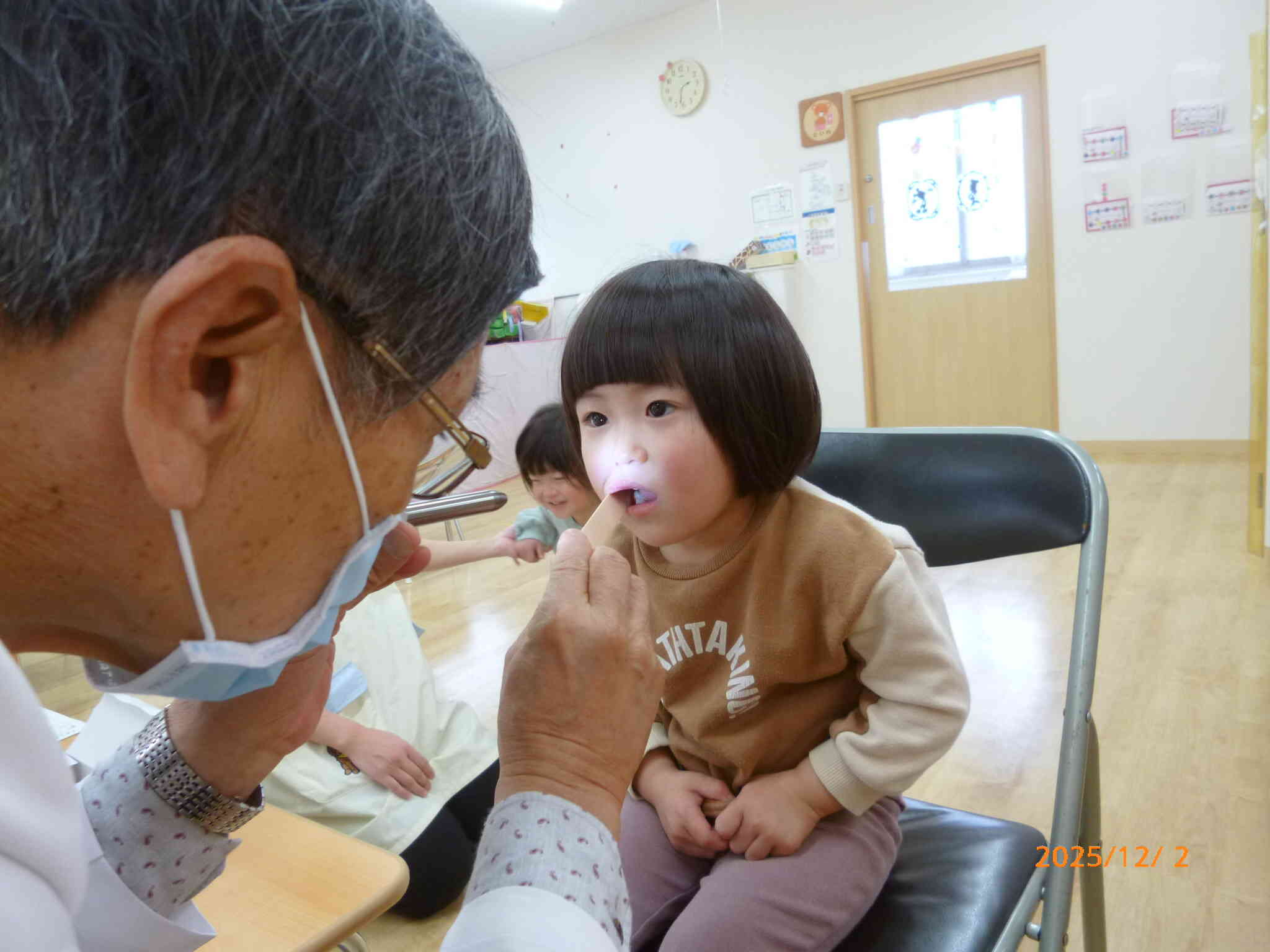 ２歳児うさぎ組のお友だちはひとりでお椅子に座って健診を受けていましたよ！お口あ～んもバッチリ‼心も身体も大きくなったと感じる健康診断となりました♡