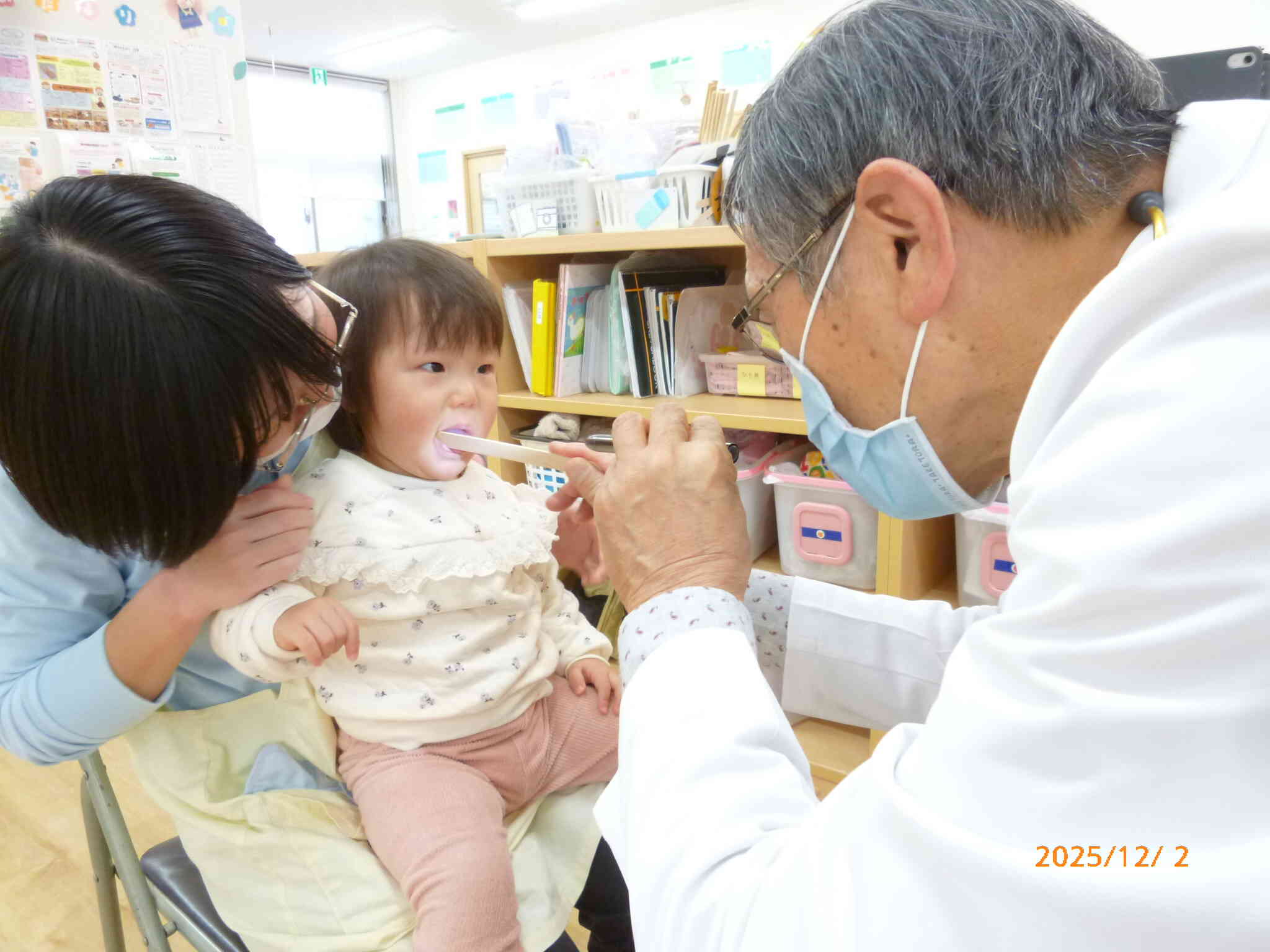 ０歳児ひよこ組のお友だちは先生の「がんばれ～」の声に応えるように「もしもし」をしてもらっていましたよ！お口あ～んもできて、涙が流れることなく無事終了☆すごいね！