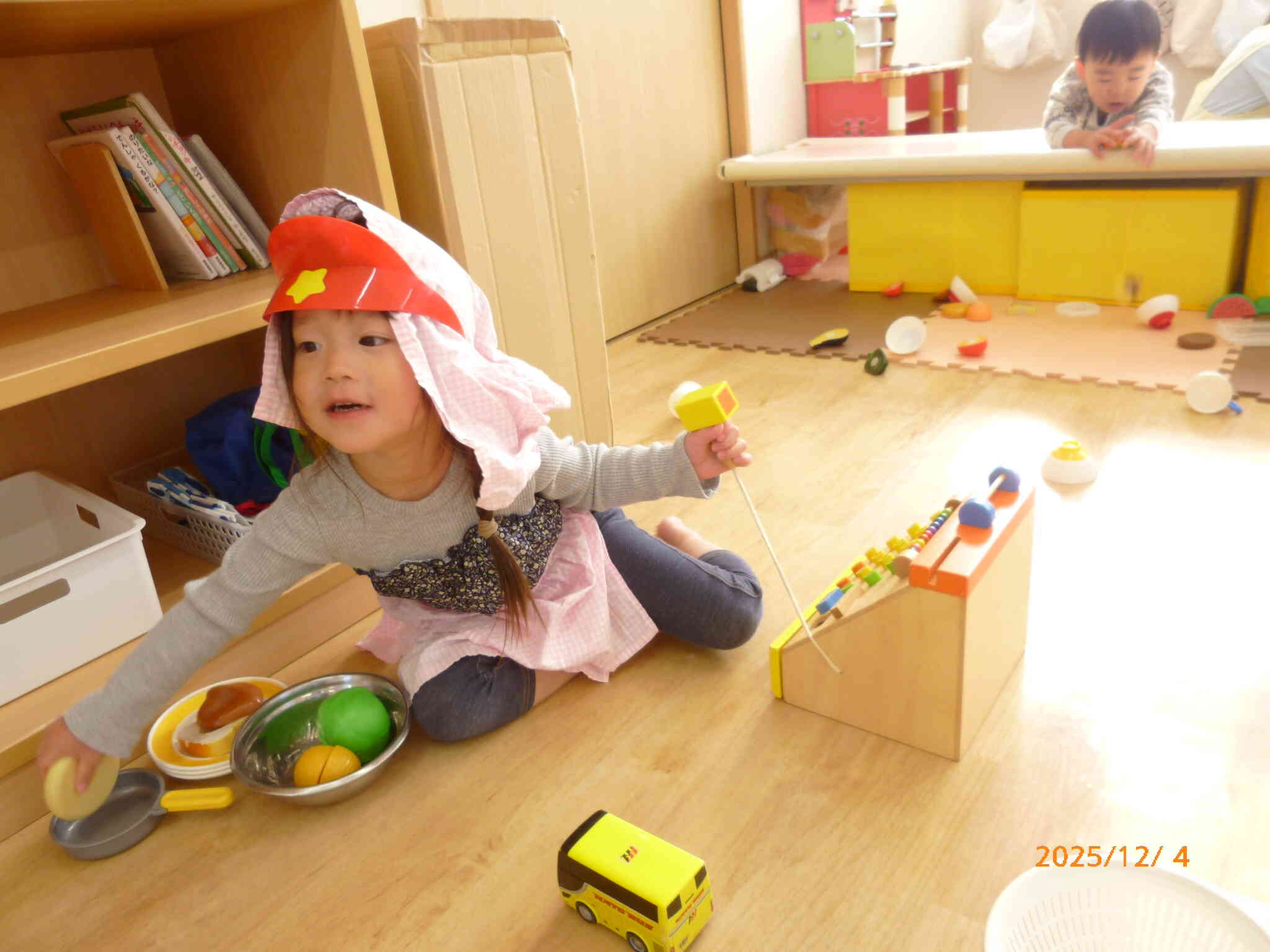 お店屋さん⁈に変身しているお友だちはレジでピッといろいろなものをお会計中。とっても忙しそうで高速ピッを披露してくれましたよ。