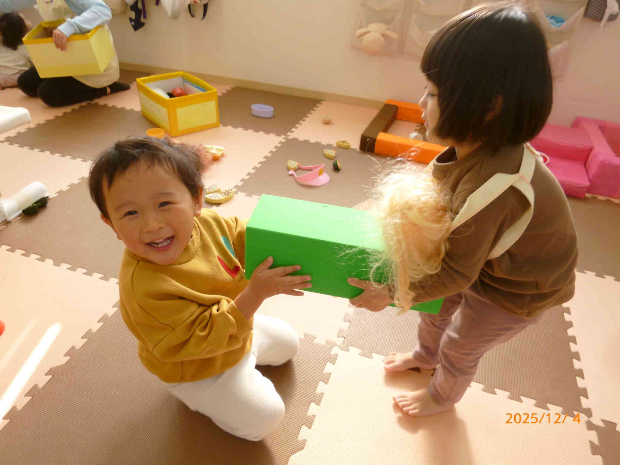 うんしょうんしょとソフトブロックを運ぶ2人。赤ちゃんのベッドかな⁈もしかしたら救急車かな⁈これからもなりきり遊び、楽しもうね♡