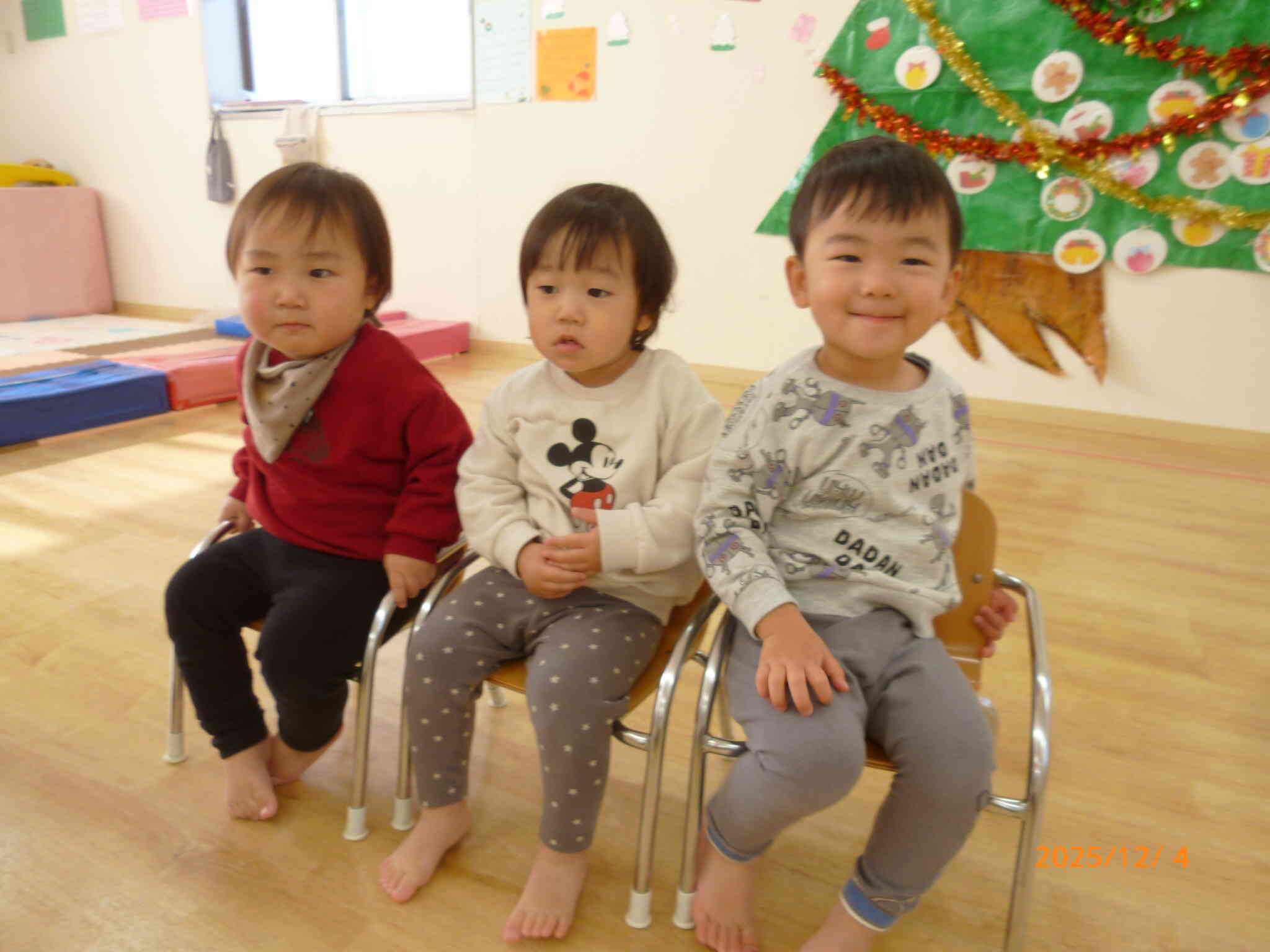 歯科健診の順番を待つ、待合室。ちょっぴり緊張しているお友だちですが...この後の様子は...内緒です...。