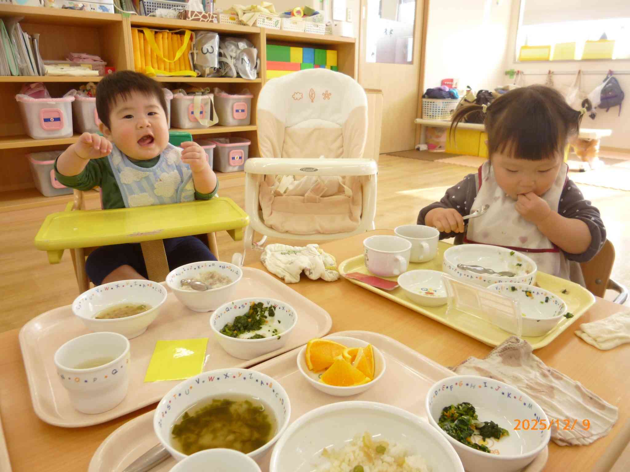 手づかみ食べやスプーン食べなどいろいろな方法で口まで運ぶことができるようになったお友だち。いろいろな食感や味を楽しんでね♪