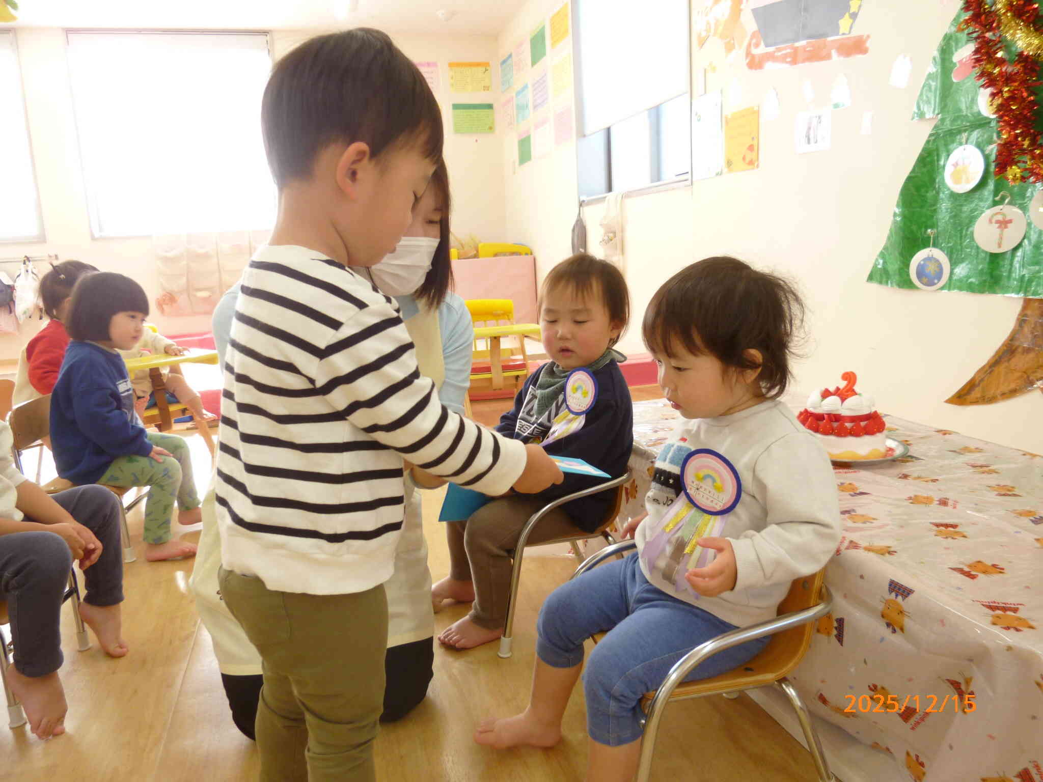 お友だちからカードのプレゼントをもらうと「ありがとう」と言えたね。嬉しくてさっそくカードの中身を見ていましたよ♡