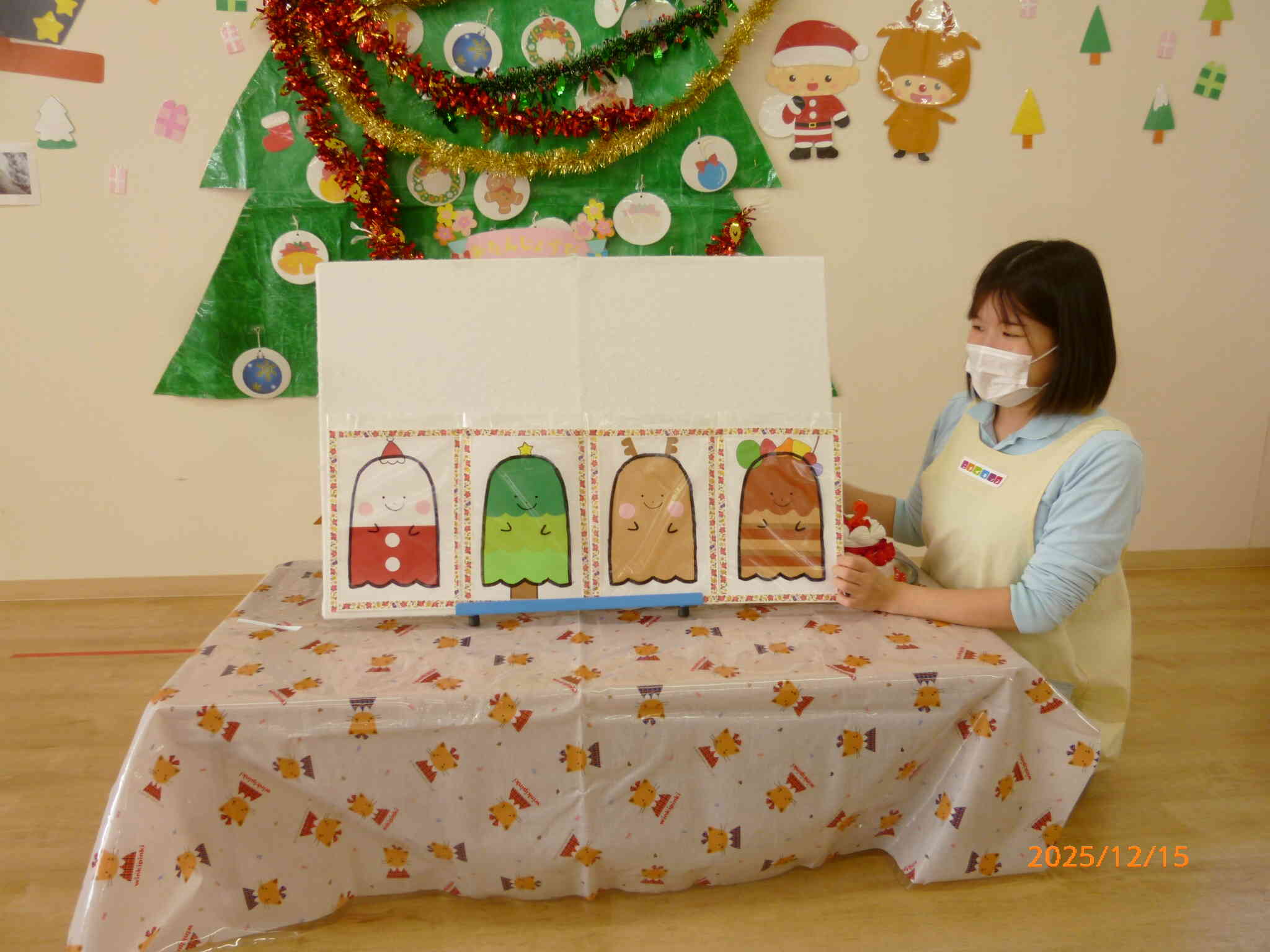 かわいいおばけちゃんが登場！クリスマスに関係するものに変身するんだって☆サンタさんってどんな色だった？トナカイさんってこんな色だったかな？と、子どもたちは正解を当てたりと興味津々です♡