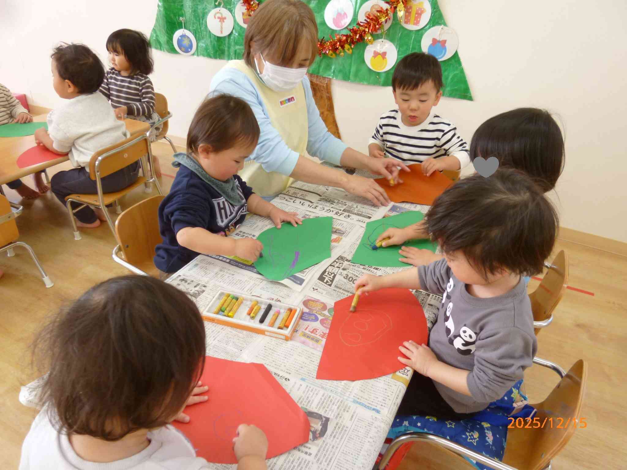 クリスマスのつどいで被る帽子を作りましたよ。クレパスで丸や線など思い思いの模様を描きました。クリスマスのつどいが楽しみだね♡