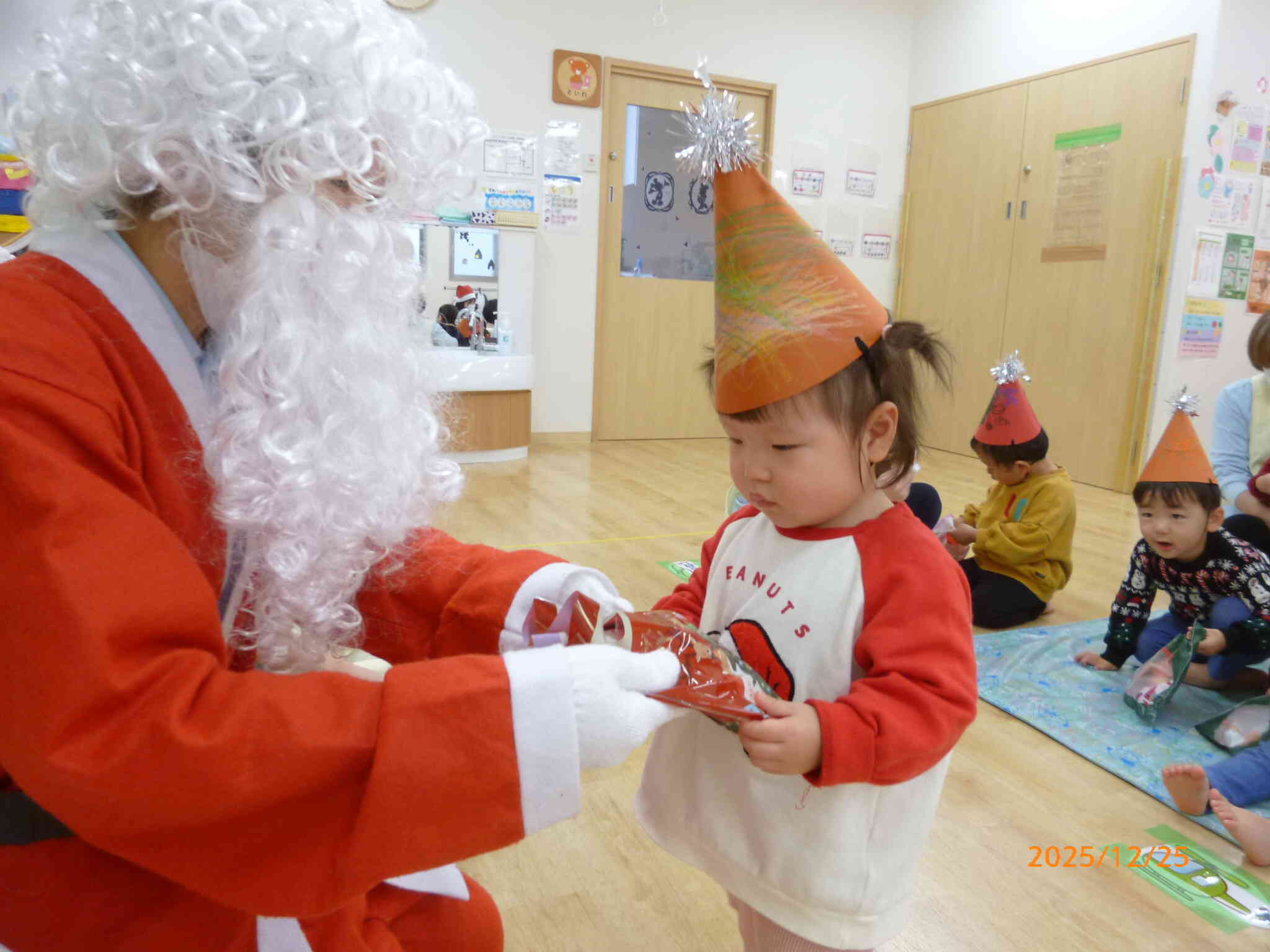 キッズのみんなが待ちに待ったクリスマス。サンタさんがプレゼントを持って来てくれました♪プレゼントの中身がとっても気になるお友だちでした♡