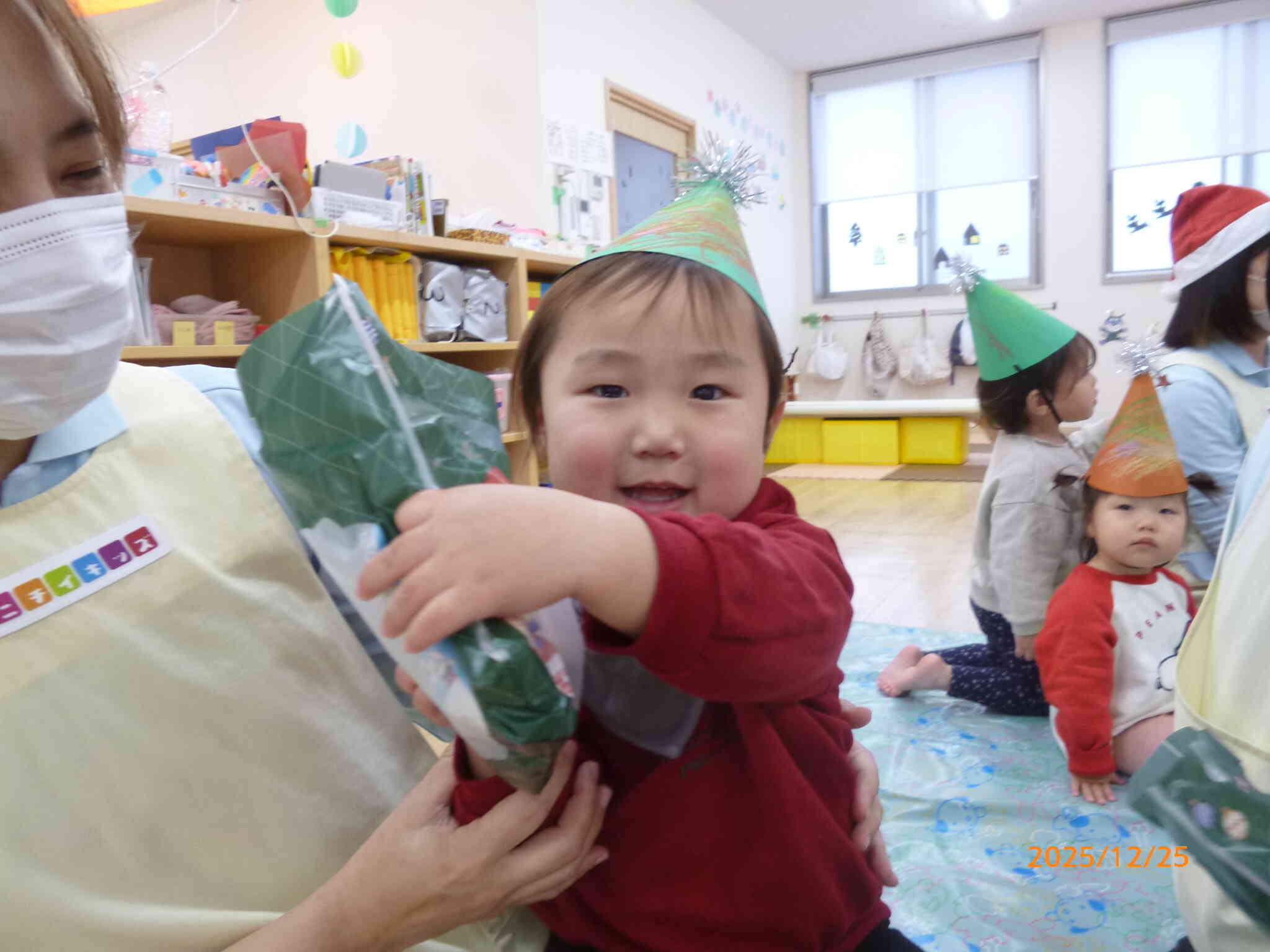 サンタさんにプレゼントもらったよ☆と見せてくれました。この笑顔から喜びが十分に伝わってきますね。