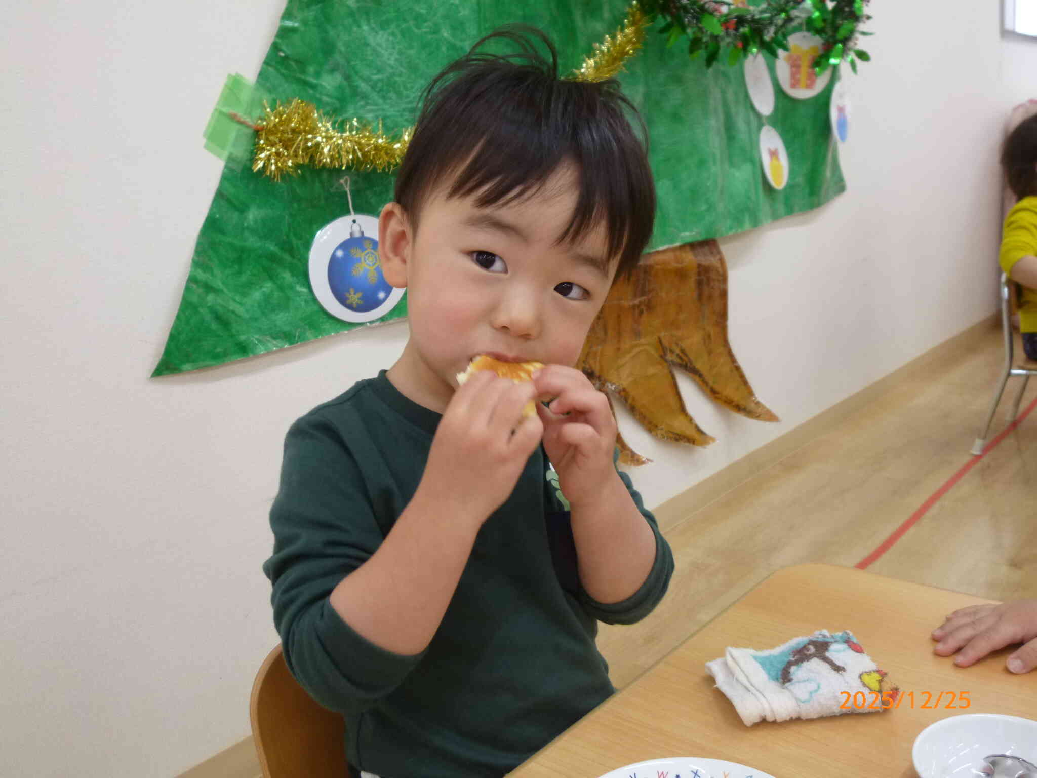 午後のおやつはクリスマスパンケーキ！プチクッキングを楽しみました♡自分でつくったパンケーキはとびきりおいしいね♡