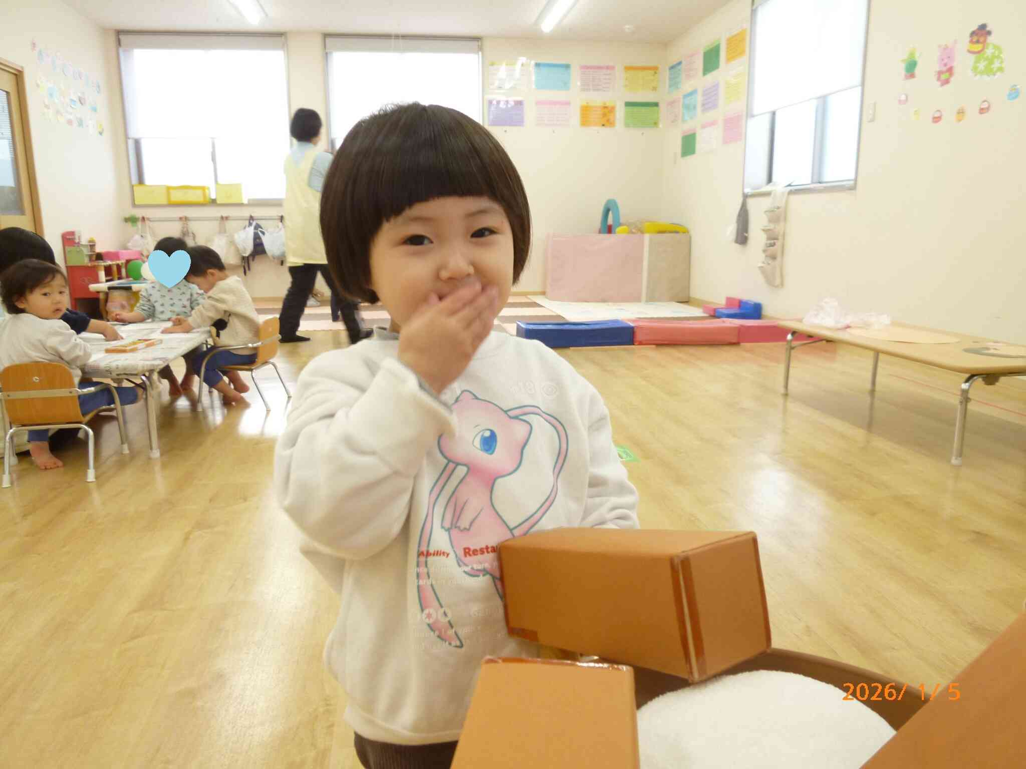 できたおもちを食べてみよう！のび～る、フワフワ♡モグモグムシャムシャ…おいし～い！