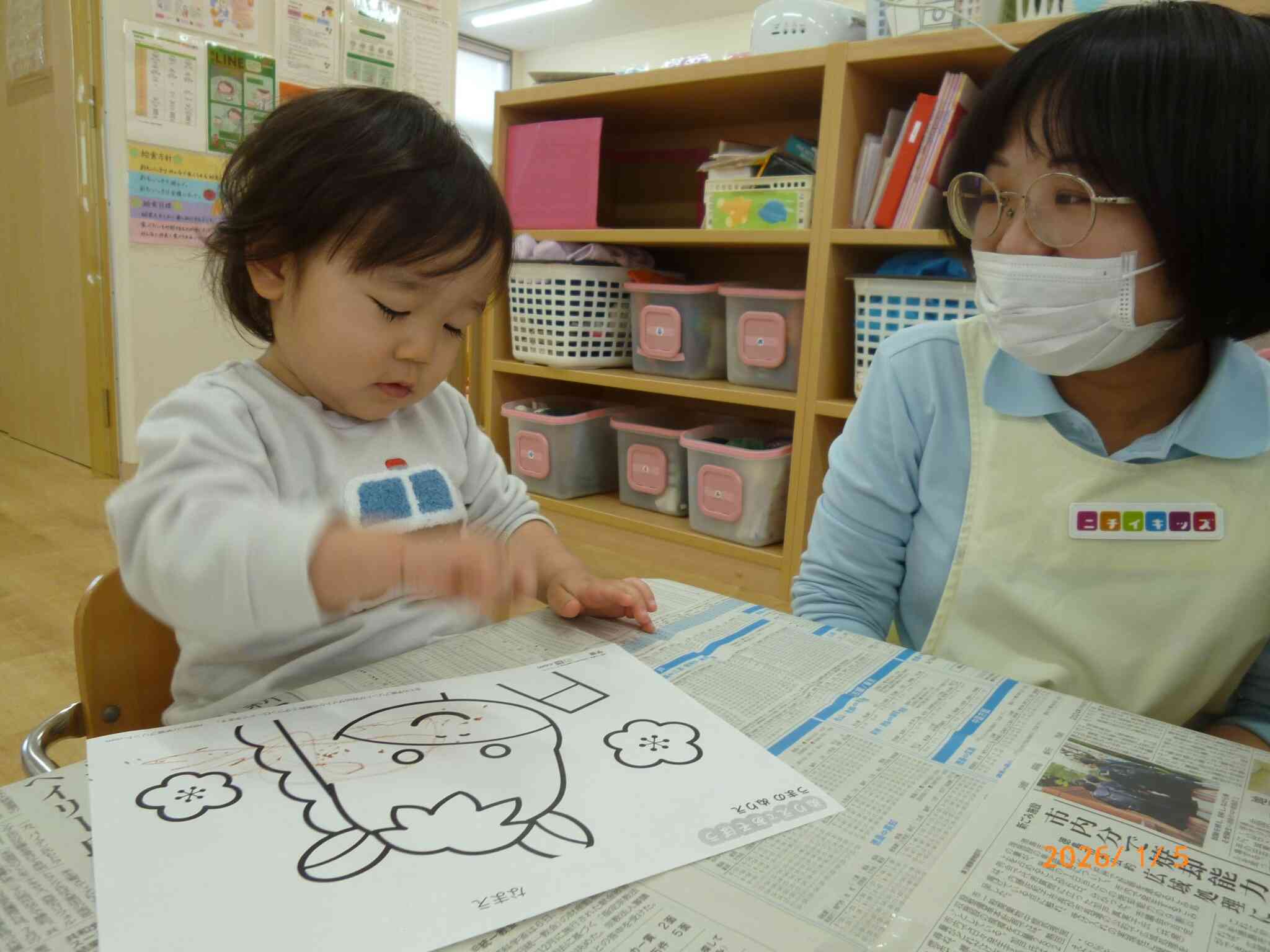 先生の「トントン、ぐりぐり」のリズムに合わせて色塗りを楽しむあひる組のお友だち。かわいいお馬さんの出来上がりだね♡