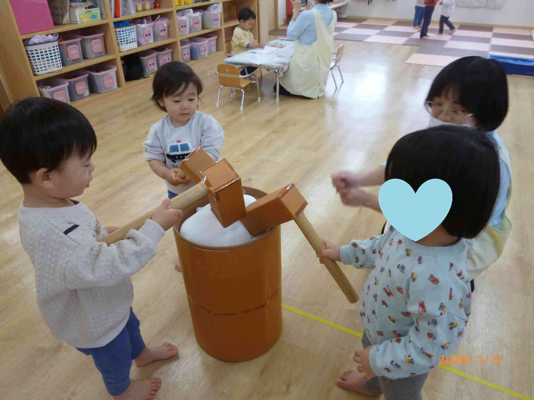 おもちをつきましょペッタンコ♪