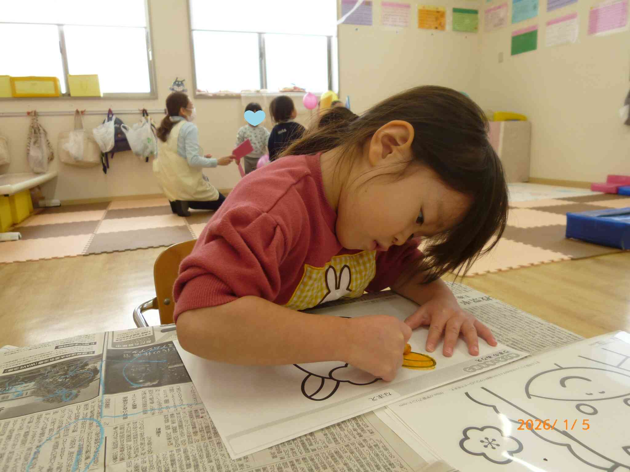 ぬりえコーナーでは今年の干支の馬のぬりえが大人気でした。線を意識して色をかえて塗るうさぎ組さん。とってもカラフルで素敵な馬ができあがっていました♡