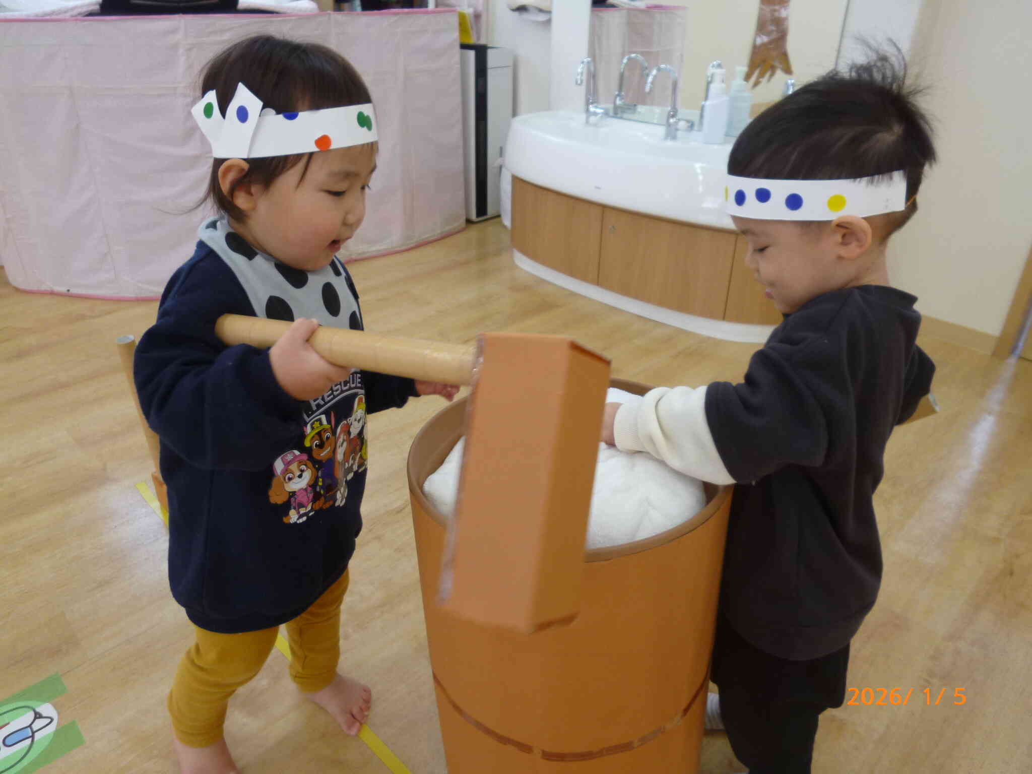 おもちをつきましょ♪ぺったんこ♪とふたりで息を合わせてもちつきだ！ぺったんこをしていると・・・ふかふかフワフワのおもちができたよ♡