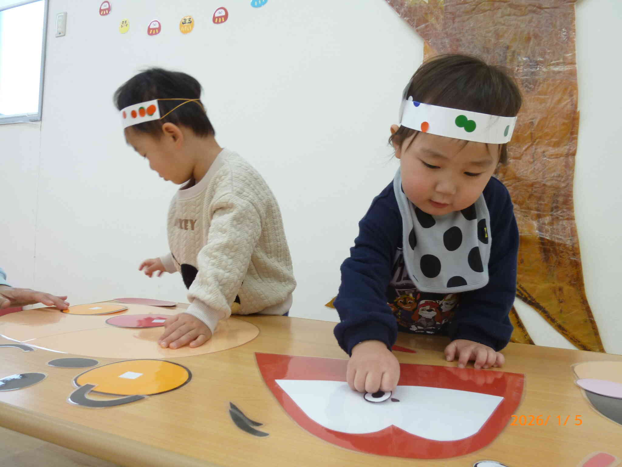 福笑いに挑戦中☆おめめはこの辺かな？と顔のパーツがわかってきているあひる組さんです。毎日といっていいほど目にしている大好きなキャラクターが登場したので２倍楽しいね♡