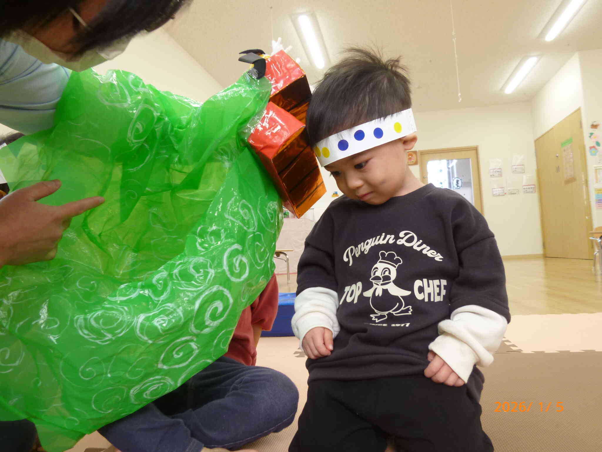 お正月のつどいの最後に獅子舞が登場しました！ちょっぴり緊張気味⁉のお友だちでしたが「無病息災」と「福を招く」を祈願してみんなの頭をかぷっ！としてくれました♪