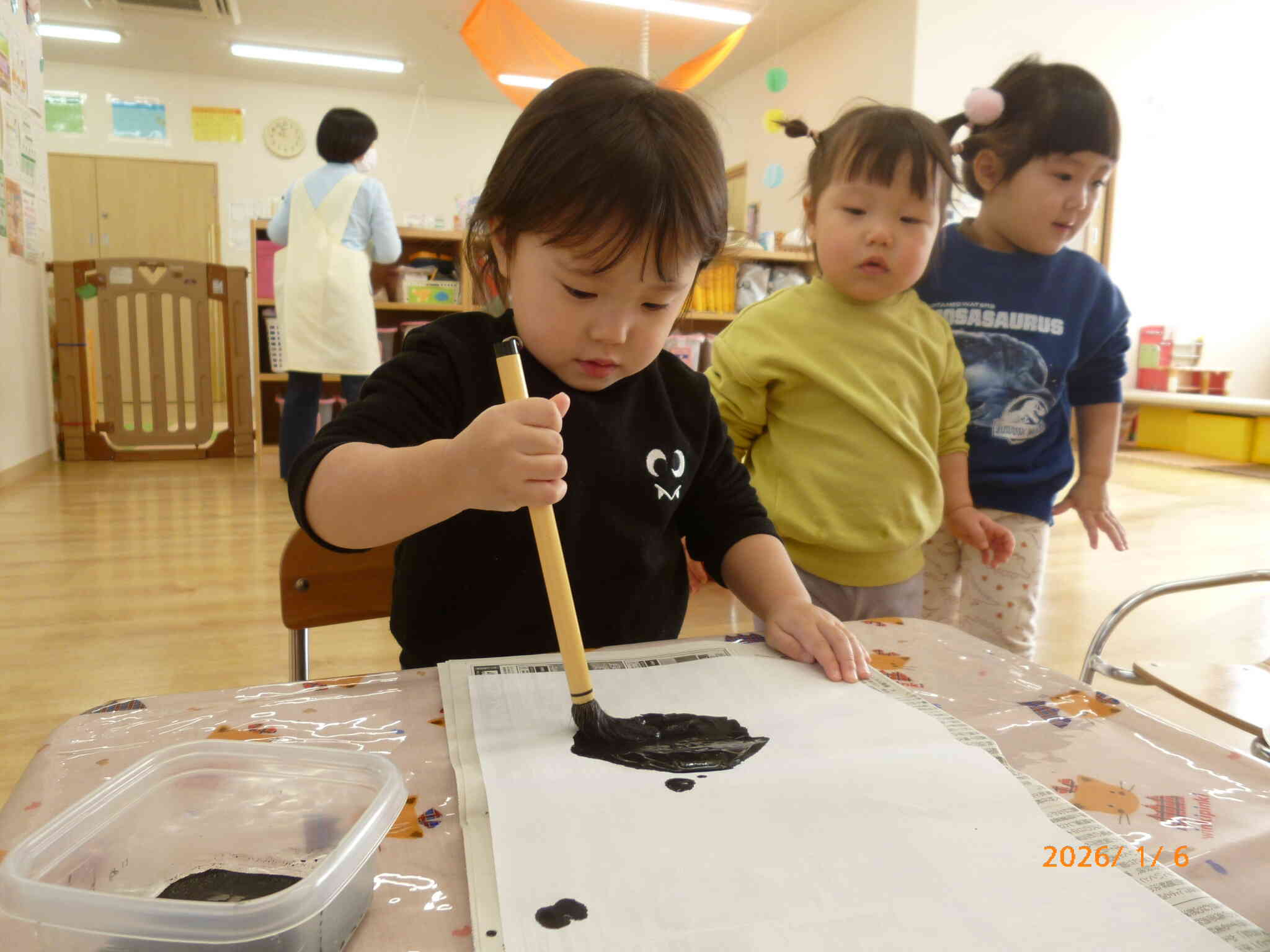 年明けに書初めをしました。思いを筆にのせて...ぐっ！ぐぐぐぐぐ。何を書いたのかは...内緒です♡