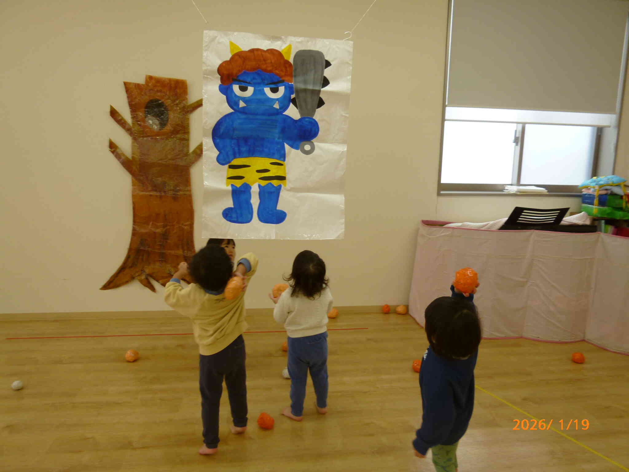 節分のつどいに向けてみんなで豆まきをやってみましたよ。「おには～そと～、ふくは～うち～」ってかけ声もばっちり☆本番の日が楽しみだね♡