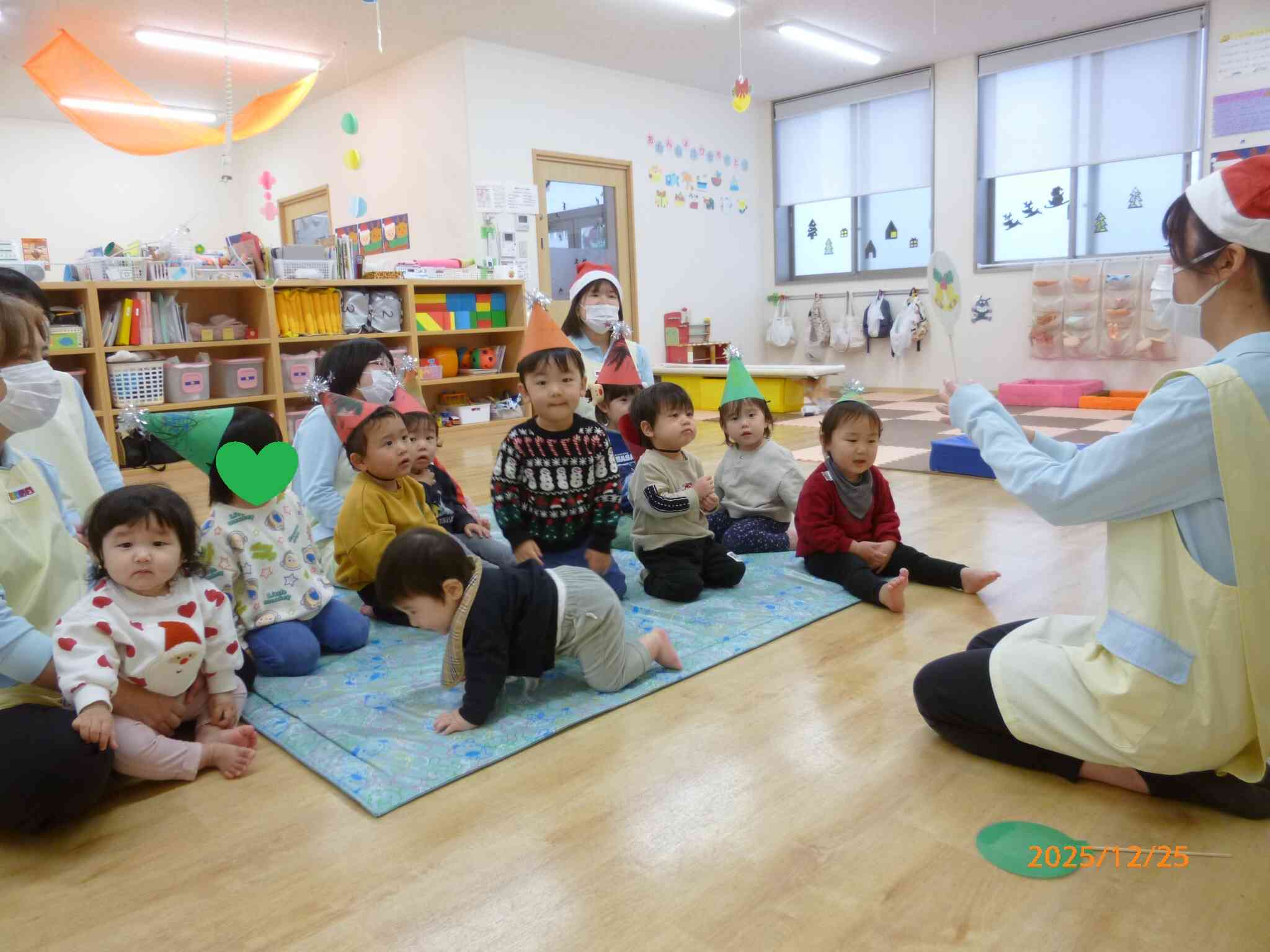 先生の風船シアターが始まりましたよ♪ 色から連想するクリスマスアイテムって一体何かな？クリスマスを待ちわびていたうさぎ組さんにとってはeasyだったみたい♪